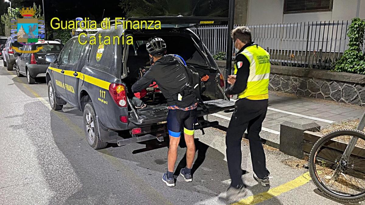 ETNA, CICLISTA COLTO DA MALORE SOCCORSO DAI MILITARI DEL SOCCORSO ALPINO DELLA GUARDIA DI FINANZA - 