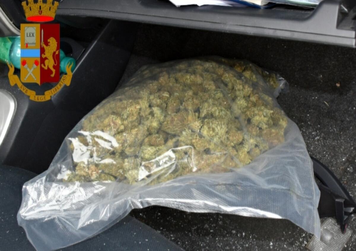 FUGGE A CONTROLLO CON 1 KG DI DROGA IN AUTO E SI SCHIANTA CONTRO UN FURGONE, ARRESTATO - 