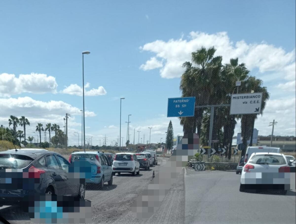 LUNGHE CODE SULLA SS121 VERSO PATERNO' PER RIFACIMENTO ASFALTO - 