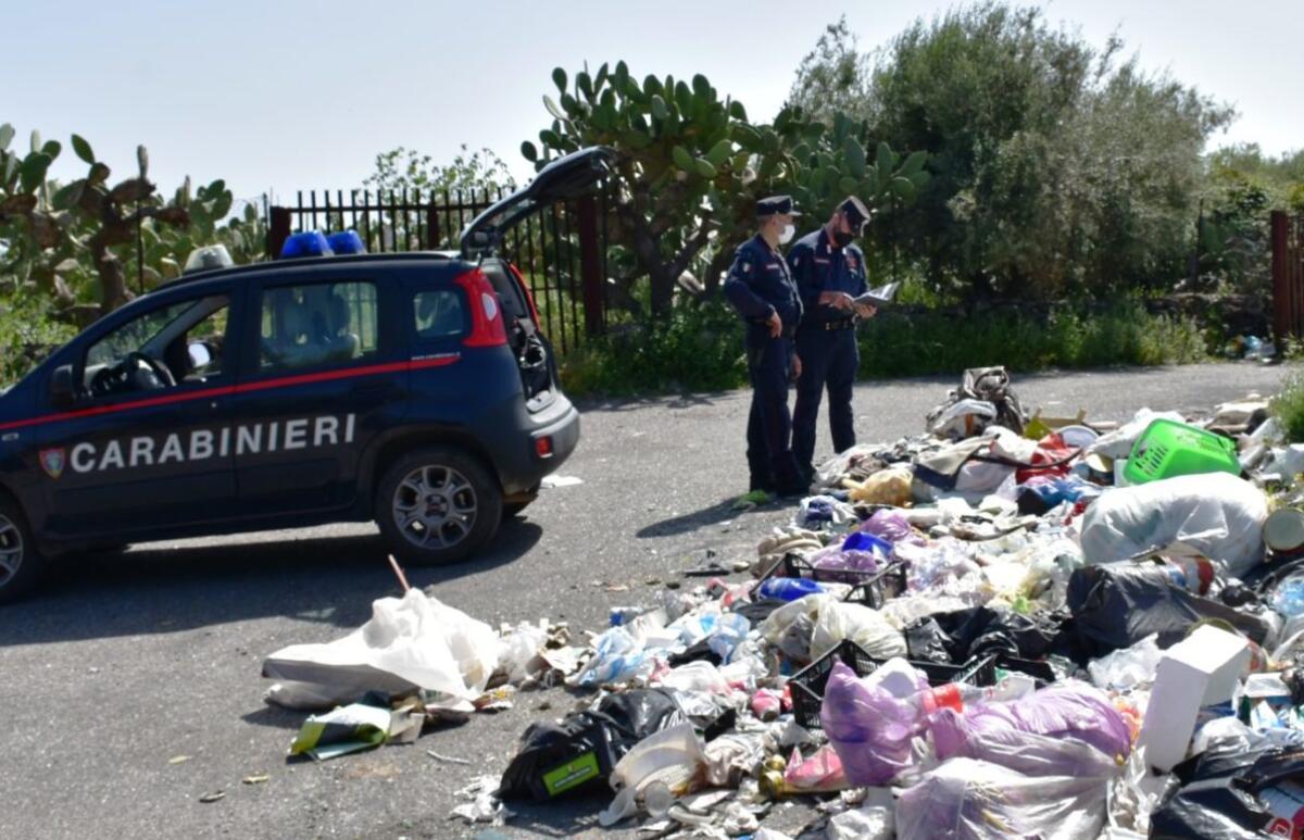 FILMATO MENTRE DÀ FUOCO AD UN CUMULO DI RIFIUTI, NELLA STRADA CHE COLLEGA PATERNÒ A BELPASSO. DENUNCIATO - 