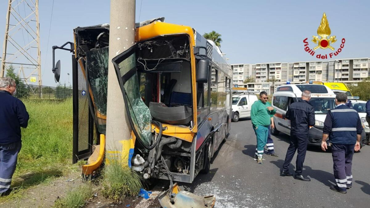CATANIA: AUTOBUS CONTRO UN PALO, 7 FERITI, DUE SONO GRAVI - 