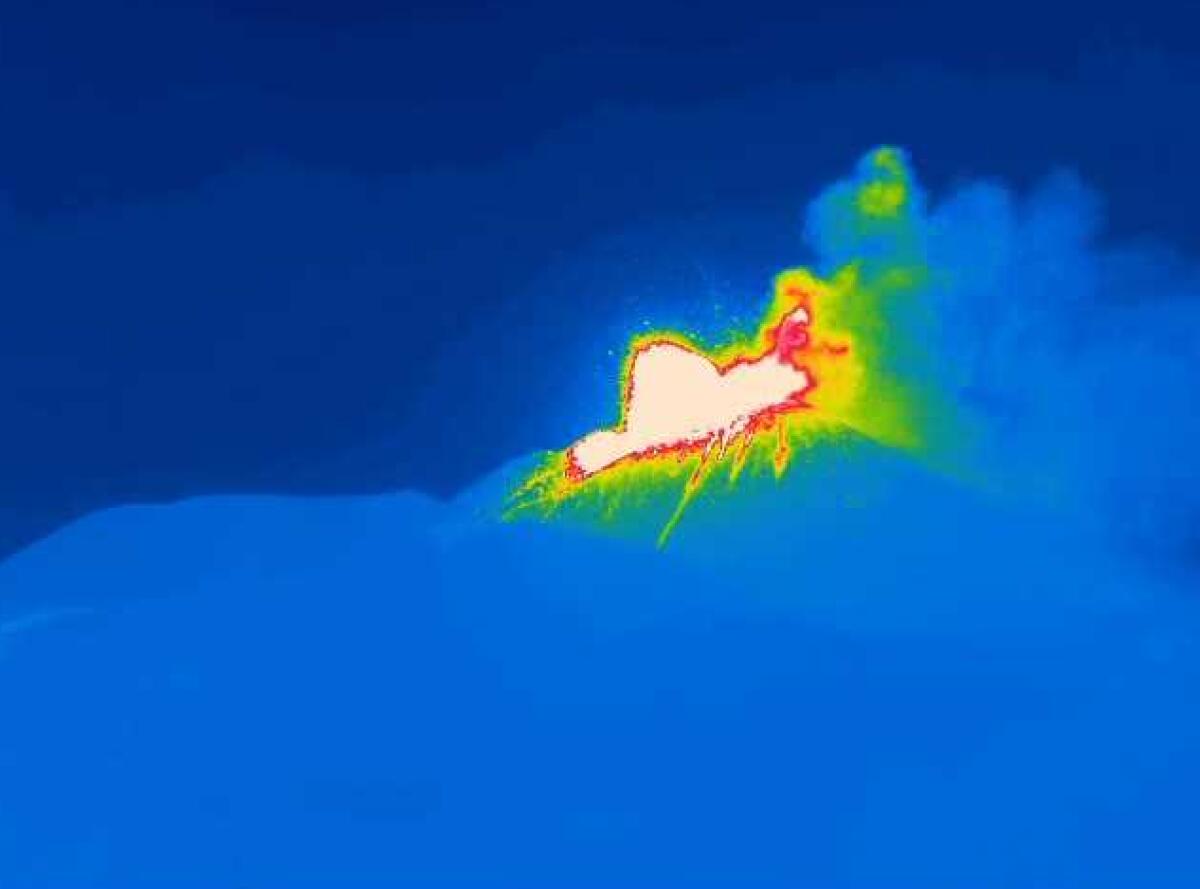 ETNA: IN CORSO FONTANA DI LAVA DAL CRATERE SE, LA NUBE HA RAGGIUNTO I 5 KM DI ALTEZZA - 