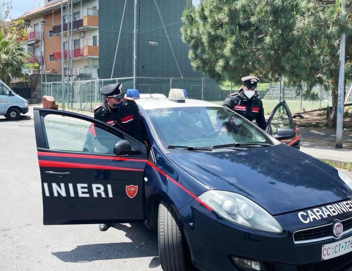 ACI CATENA. LE DUE CLIENTI PROTEGGONO IL PUSHER NEGANDO L’ACQUISTO DELLA DROGA: SPACCIATORE IN MANETTE, DONNE DENUNCIATE - 