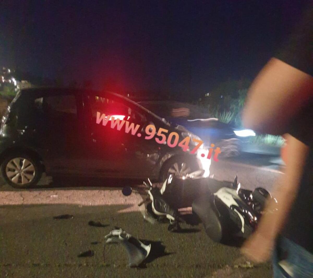 PATERNÒ: VIOLENTO SCONTRO AUTO SCOOTER IN VIA DEI CORALLI, FERITI - 