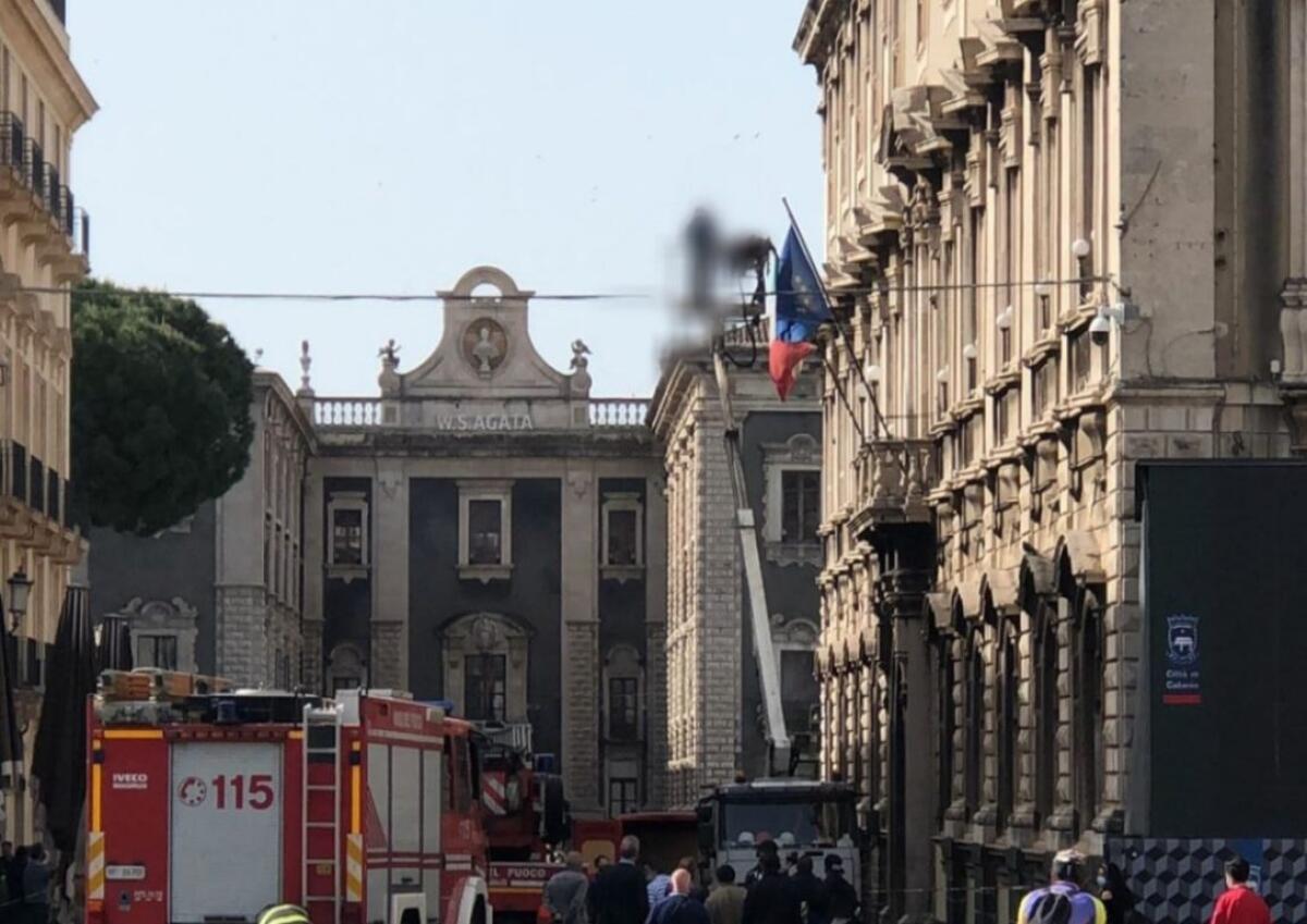 IMPRENDITORE SALE SU UN’AUTOSCALA E MINACCIA SUICIDIO IN PIAZZA DUOMO - 