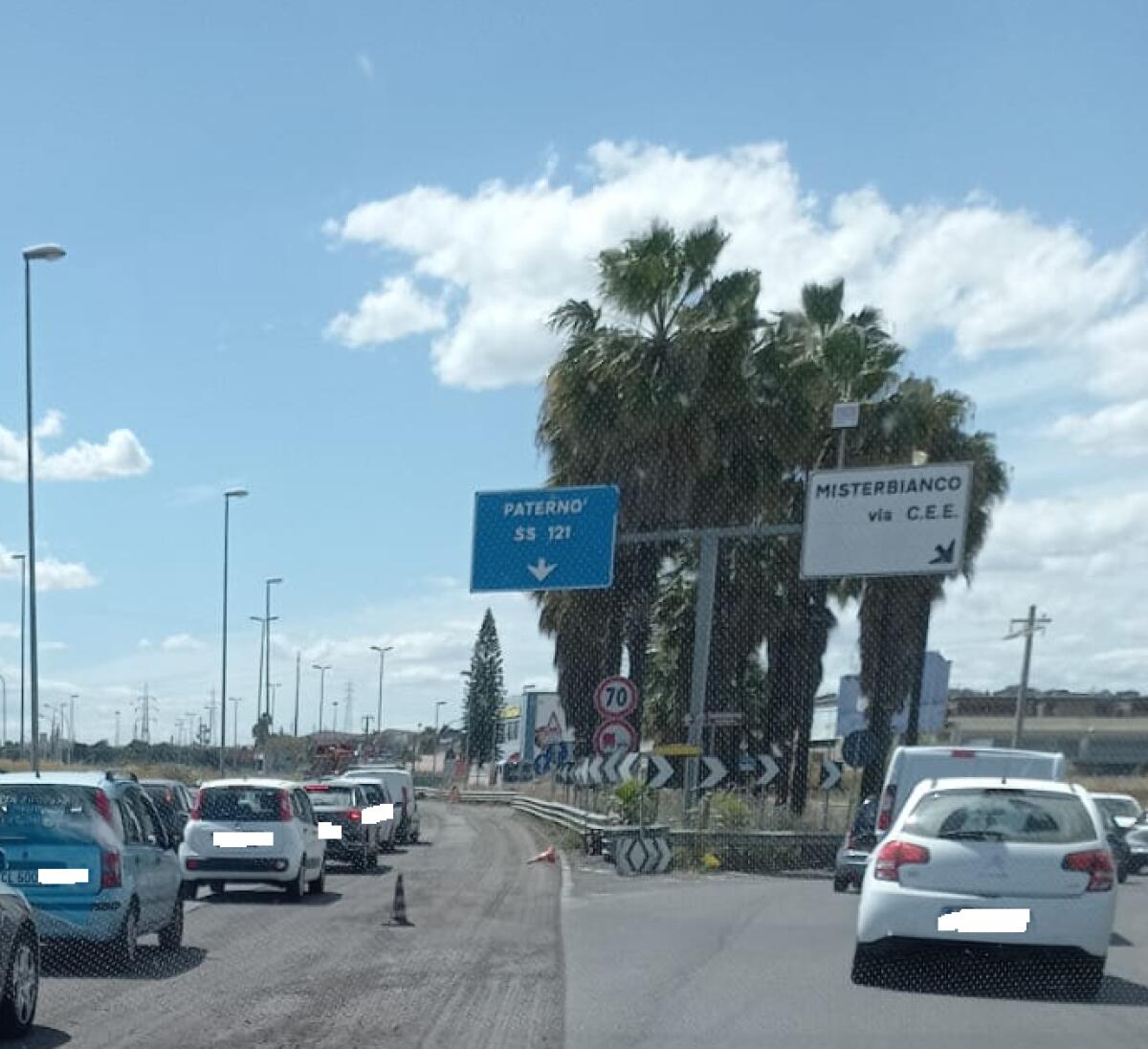 LUNGHISSIME CODE SULLA SS121 VERSO PATERNO’ PER RIFACIMENTO ASFALTO - 