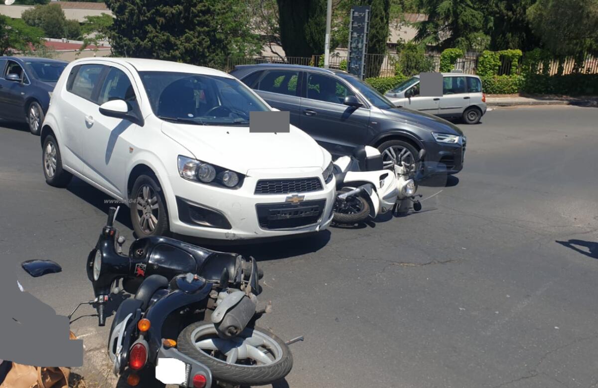 PATERNO': SCONTRO TRA AUTO E DUE SCOOTER, DUE DONNE FERITE - 