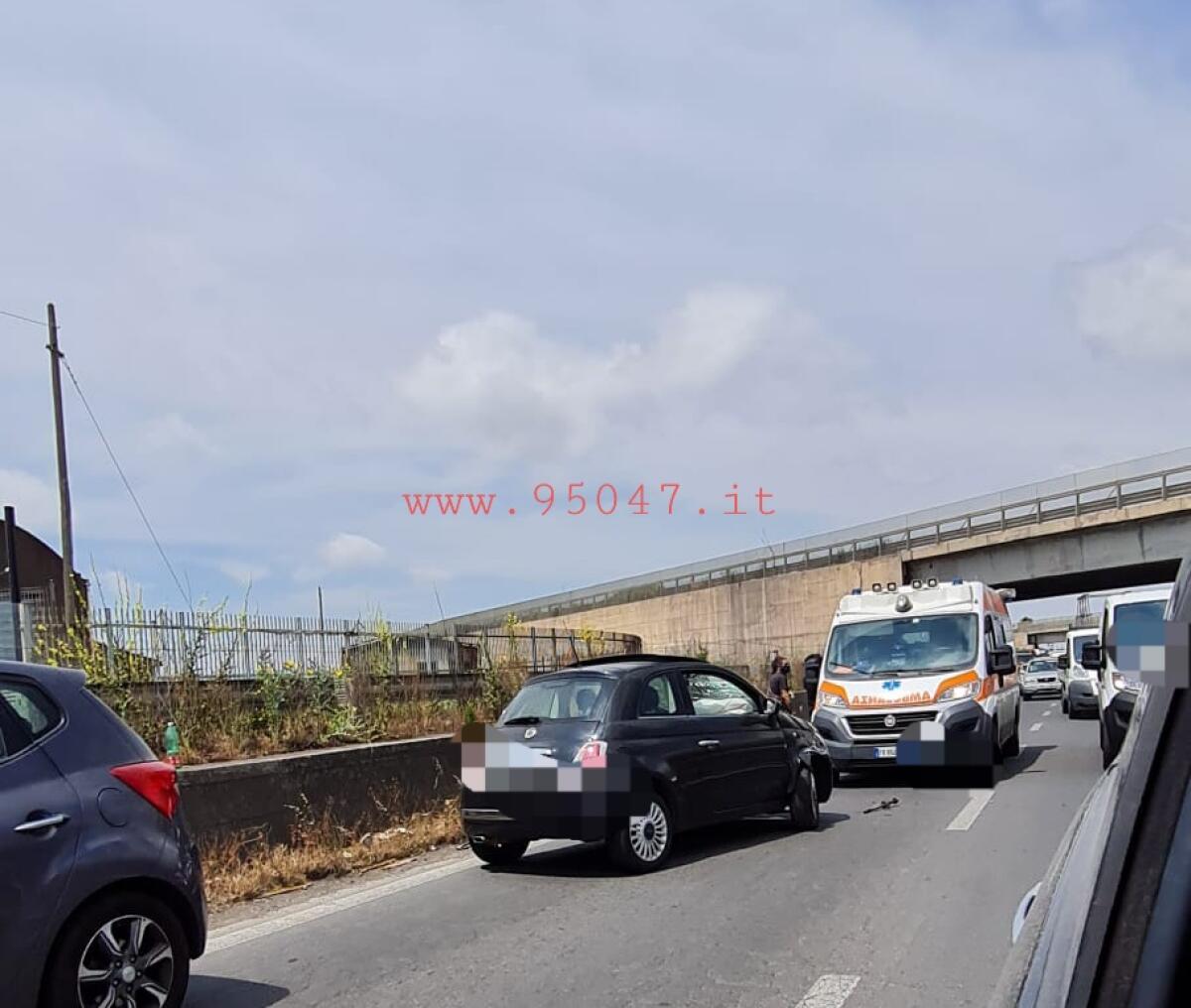 INCIDENTE SULLA SS121 IN DIREZIONE CATANIA, SOCCORSI SUL POSTO - 