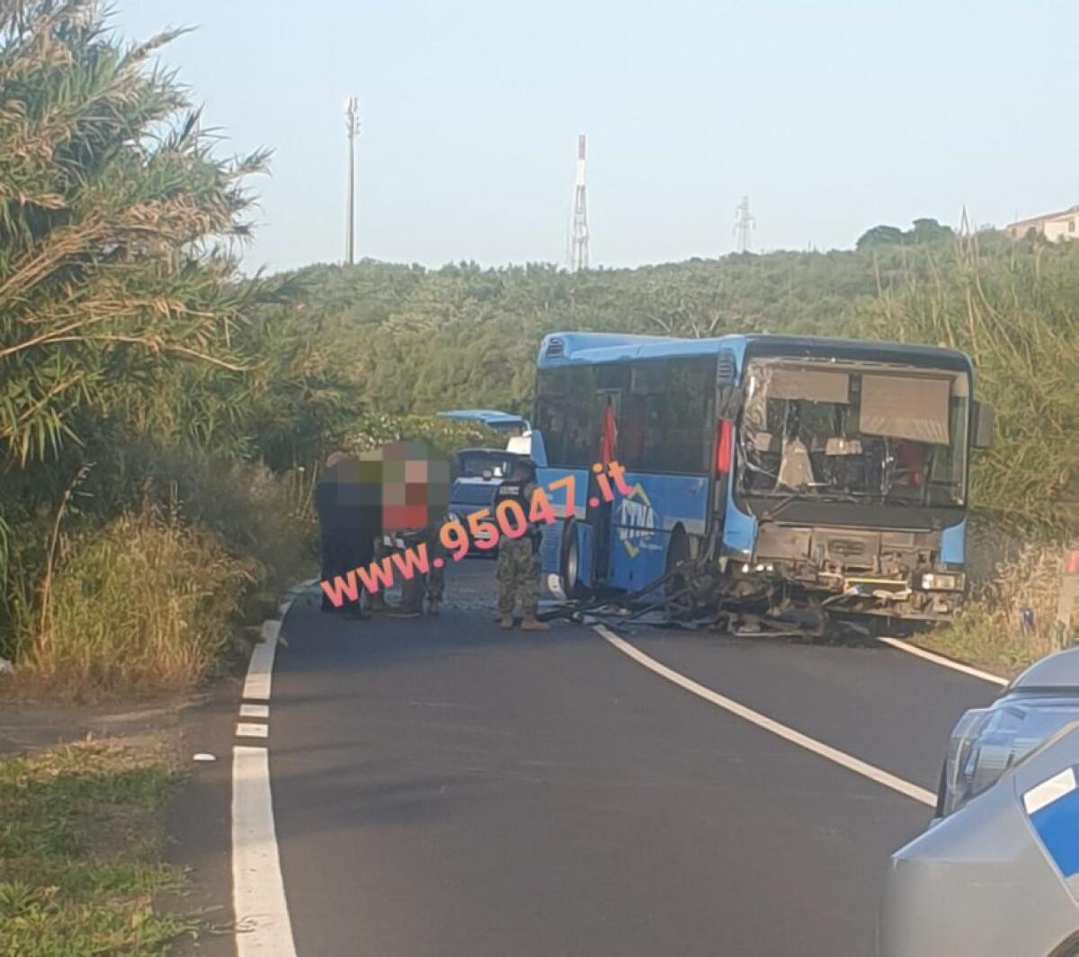 SCONTRO FRONTALE TRA UN’AUTO E UN AUTOBUS DI LINEA A MOTTA SANT'ANASTASIA - 