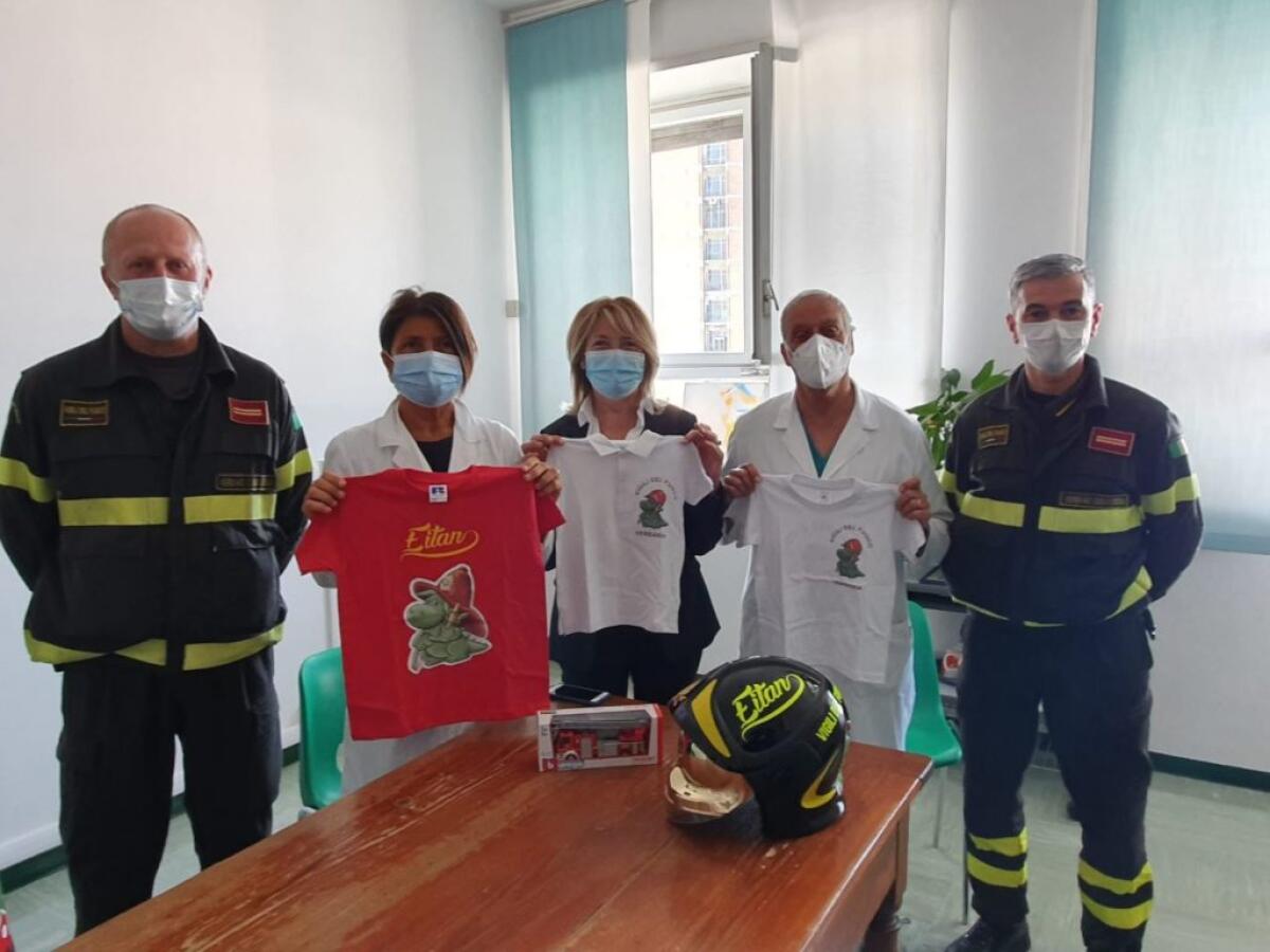 MOTTARONE, DAI VIGILI DEL FUOCO UN DONO A EITAN: UN ELMETTO CON IL SUO NOME - 