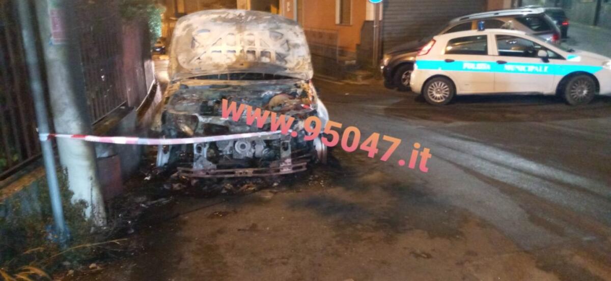 RAGALNA: AUTO PRENDE FUOCO MENTRE È IN MARCIA, L’INTERVENTO DEI VIGILI DEL FUOCO - 