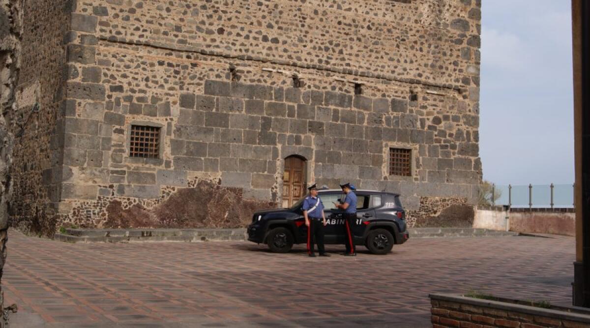 MOTTA SANT'ANASTASIA, PICCHIA LA MOGLIE ED AIZZA IL CANE CONTRO I CC. ARRESTATO - 