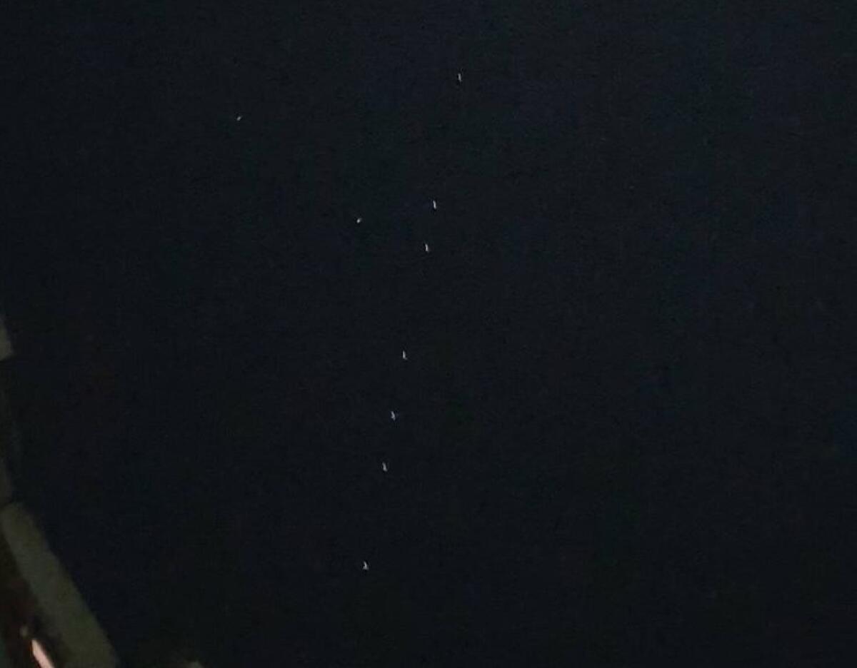 LUNGHE SCIE DI LUCI IN CIELO A PATERNO',PARTE IL TAM TAM SUI SOCIAL SONO I MINI SATELLITI DI SPACE X - 