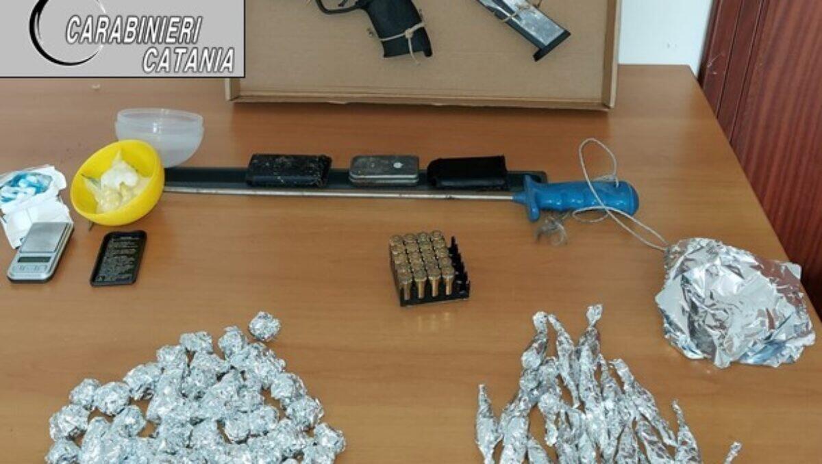 CATANIA, TROVATE ARMI E DROGA IN UN TOMBINO - 
