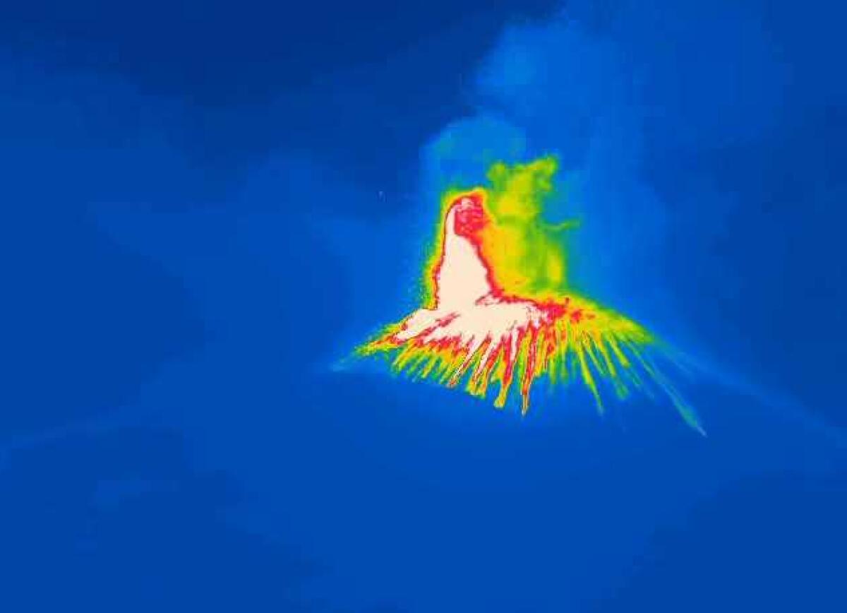 ETNA. NUOVO PAROSSISMO , FONTANA DI LAVA AL CRATERE DI SUD-EST IN CORSO . - 