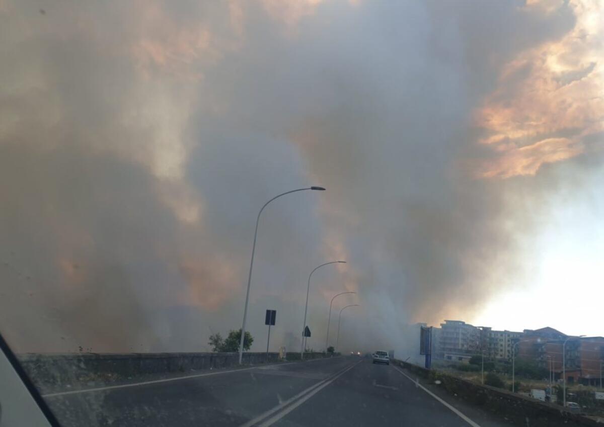 PATERNO’: INCENDI DI STERPAGLIE VIA LIBERTÀ, DENSA COLONNA DI FUMO INVADE IL CORSO ITALIA - 