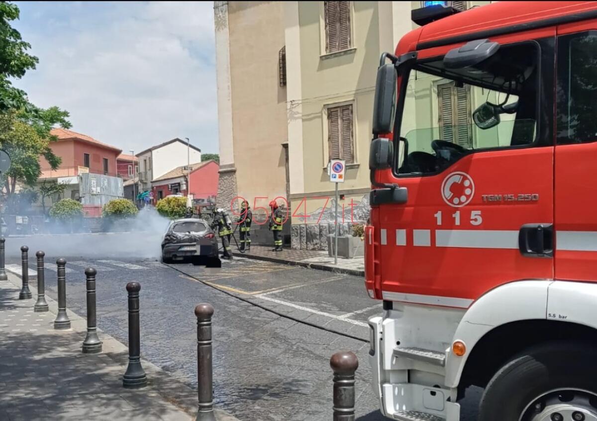 RAGALNA: CORTO CIRCUITO DURANTE LA MARCIA AUTO A FUOCO - 