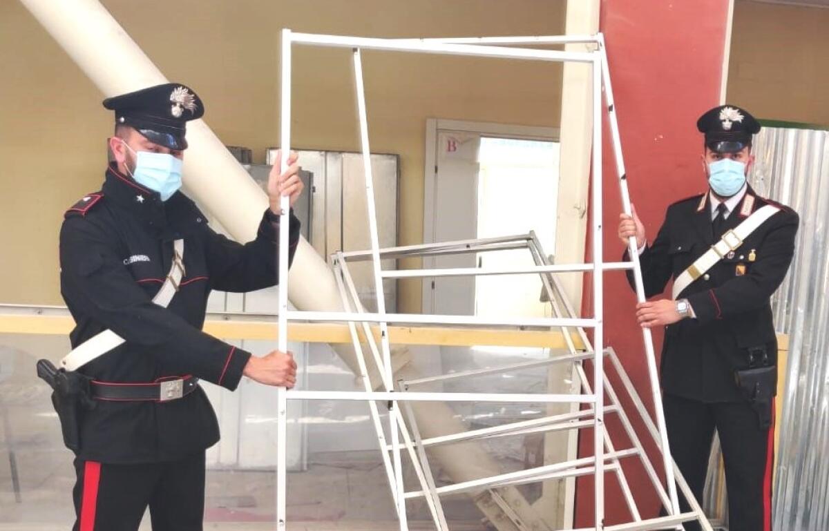 RAMACCA, STAVA RAZZIANDO STRUTTURE IN METALLO ALL’INTERNO DI UN IMMOBILE COMUNALE: ARRESTATO - 