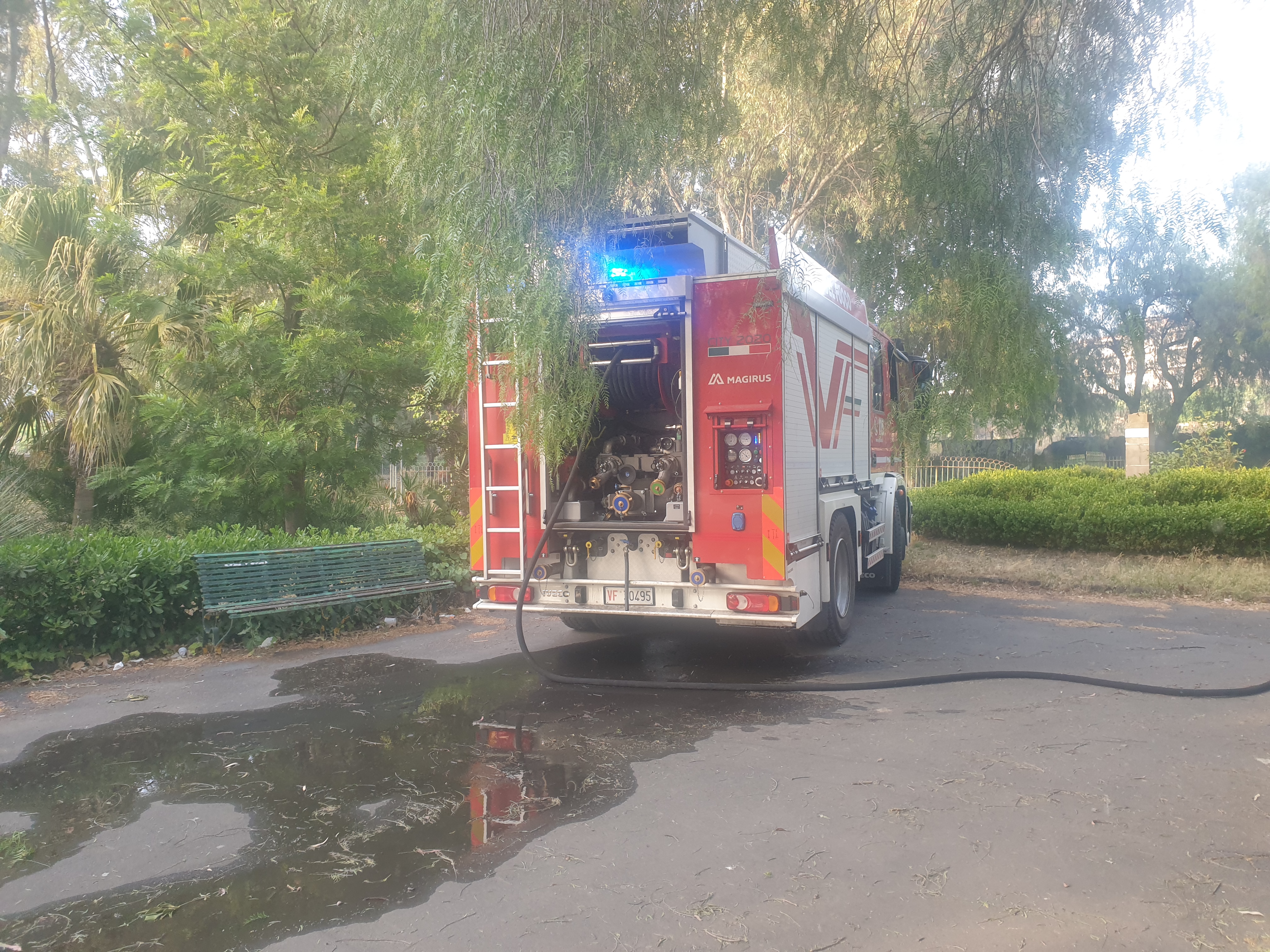 PATERNO': VASTO INCENDIO STERPAGLIE NEI PRESSI DEL RIFORNIMENTO