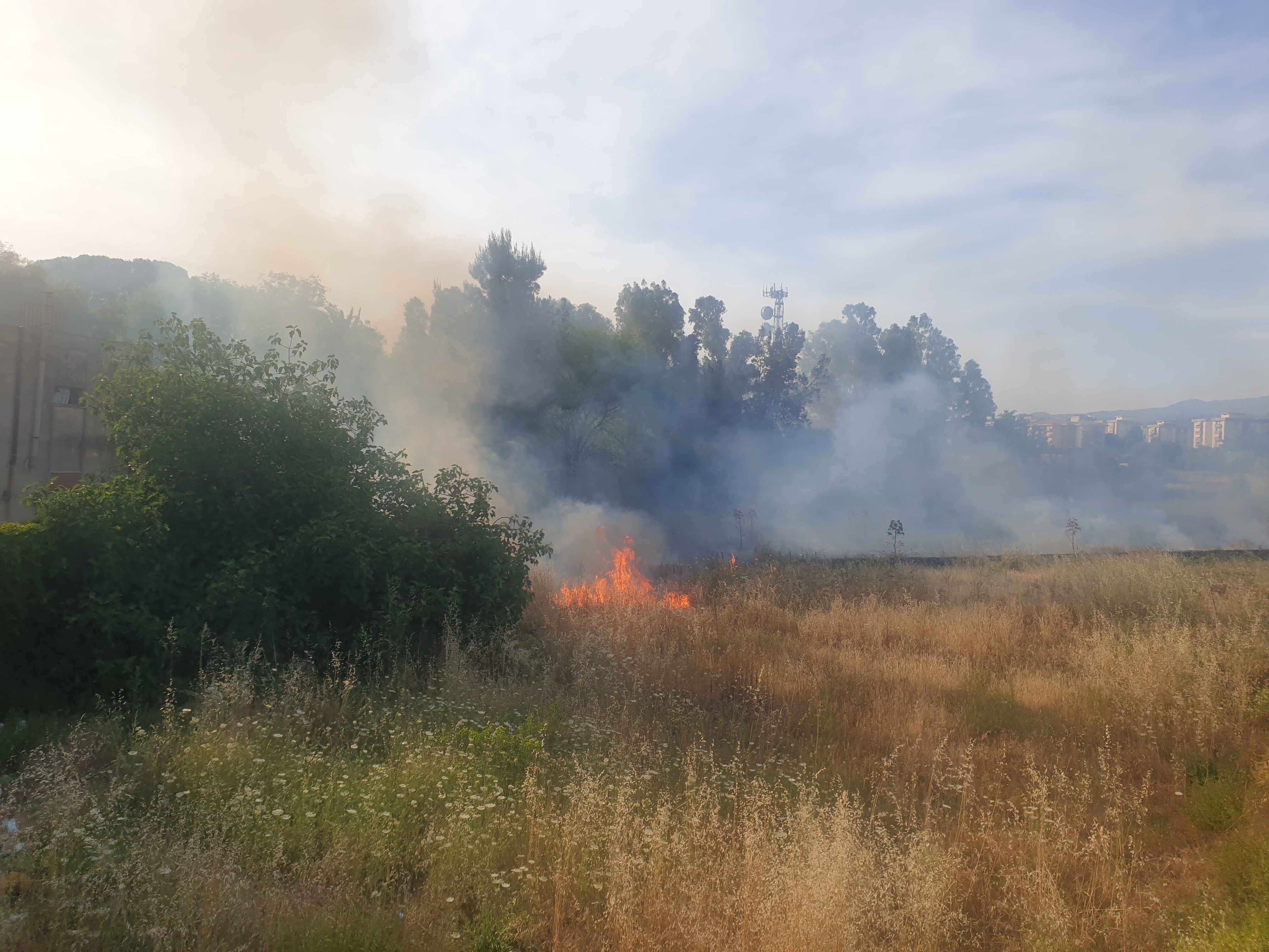 PATERNO': VASTO INCENDIO STERPAGLIE NEI PRESSI DEL RIFORNIMENTO