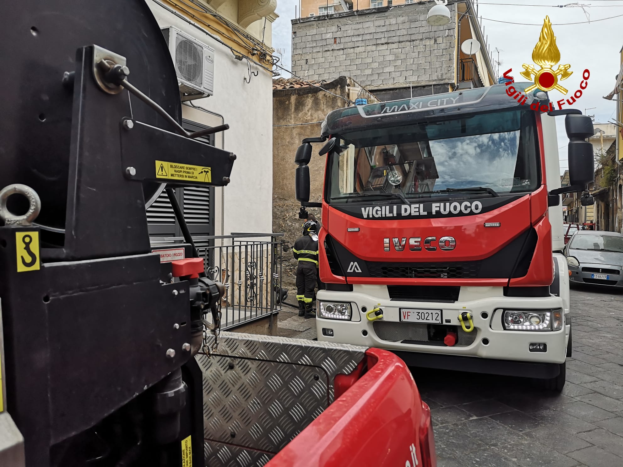 INCENDIO IN ABITAZIONE A CATANIA, VIGILI DEL FUOCO SALVANO UN BASSOTTO