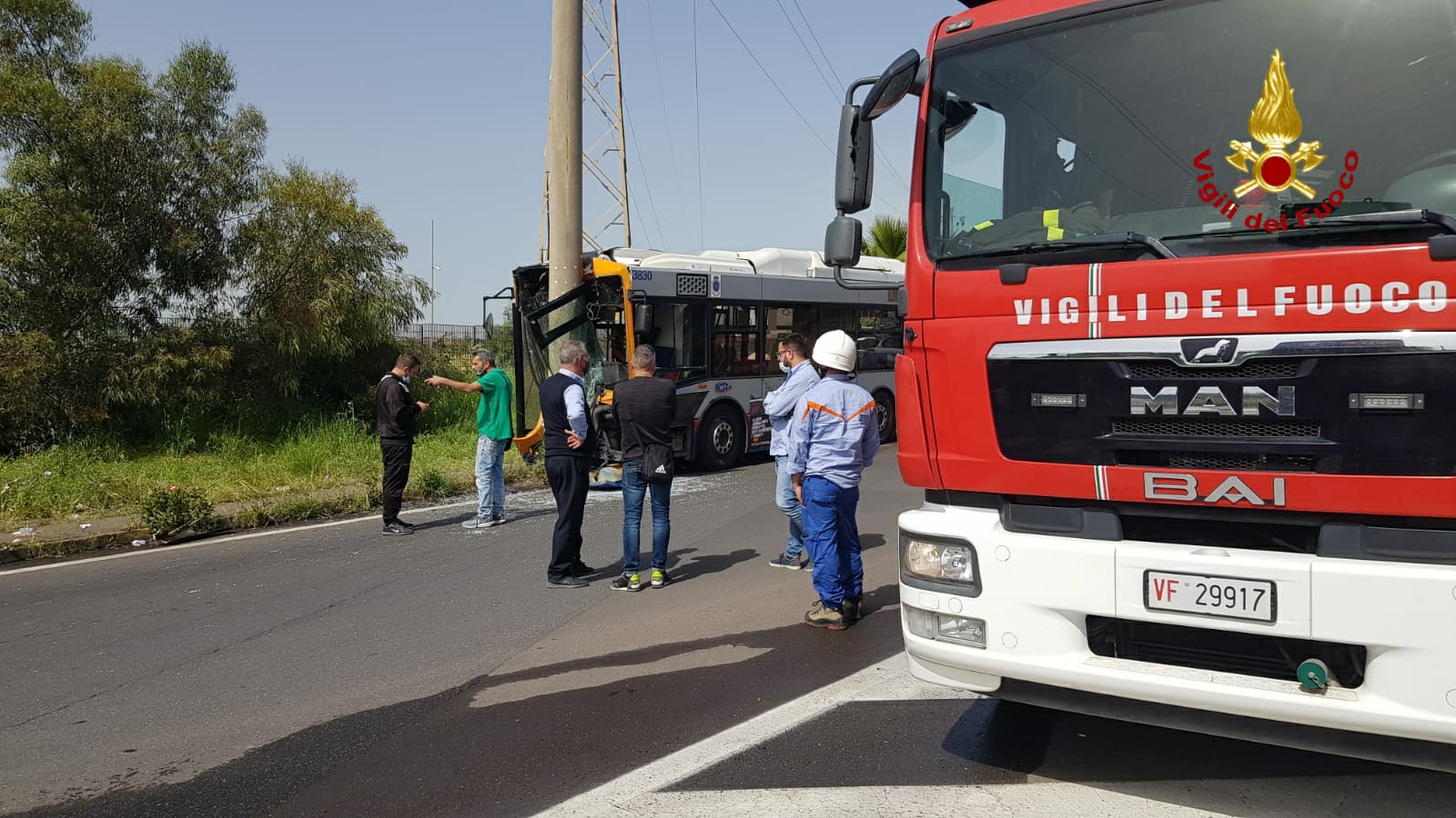 CATANIA: AUTOBUS CONTRO UN PALO, 7 FERITI, DUE SONO GRAVI