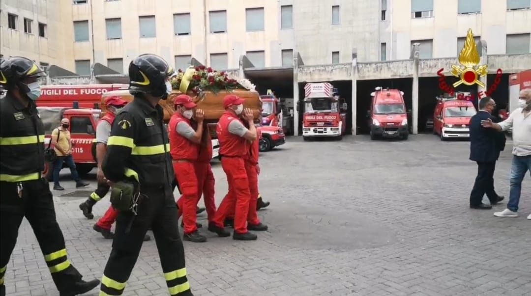 IL DOLORE DEI VIGILI DEL FUOCO DI CATANIA PER LA PERDITA DEL COLLEGA IN SERVIZIO NELLA SEZIONE NAVALE