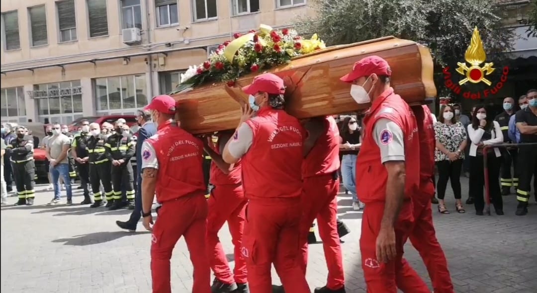 IL DOLORE DEI VIGILI DEL FUOCO DI CATANIA PER LA PERDITA DEL COLLEGA IN SERVIZIO NELLA SEZIONE NAVALE