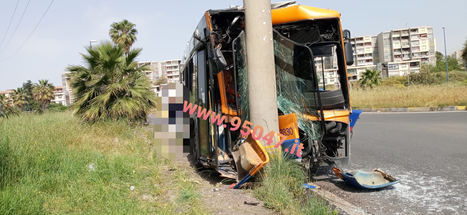 CATANIA: AUTOBUS CONTRO UN PALO, 7 FERITI, DUE SONO GRAVI