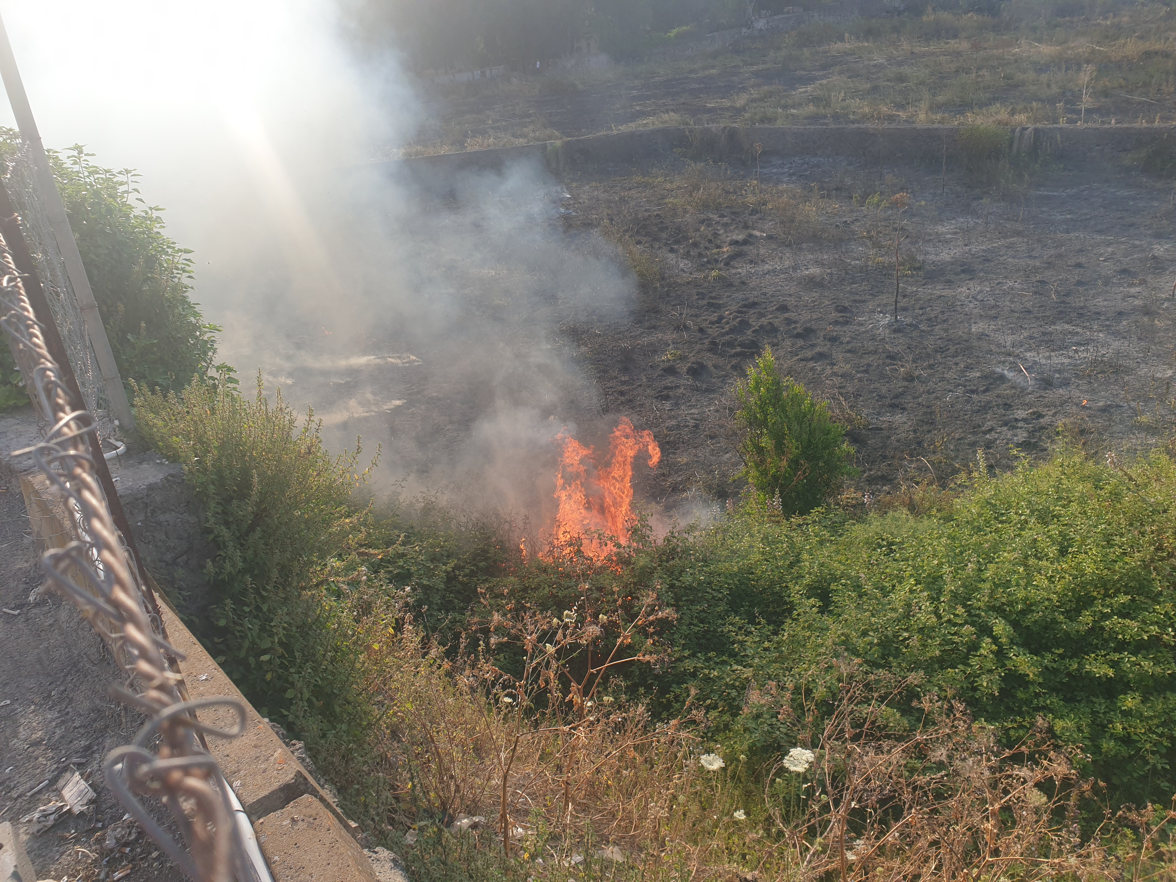 PATERNO': VASTO INCENDIO STERPAGLIE NEI PRESSI DEL RIFORNIMENTO