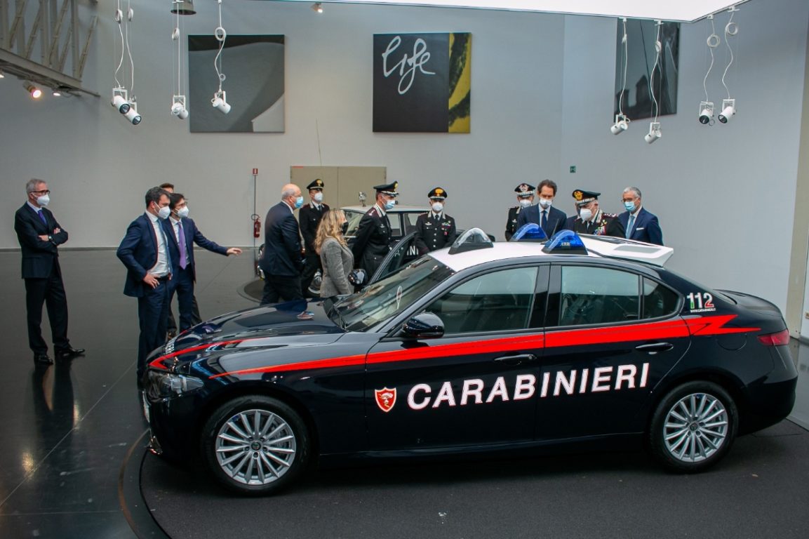 LA NUOVA ALFA ROMEO GIULIA 2.0 TURBO DIVENTA L'AUTO DEI CARABINIERI - FOTO