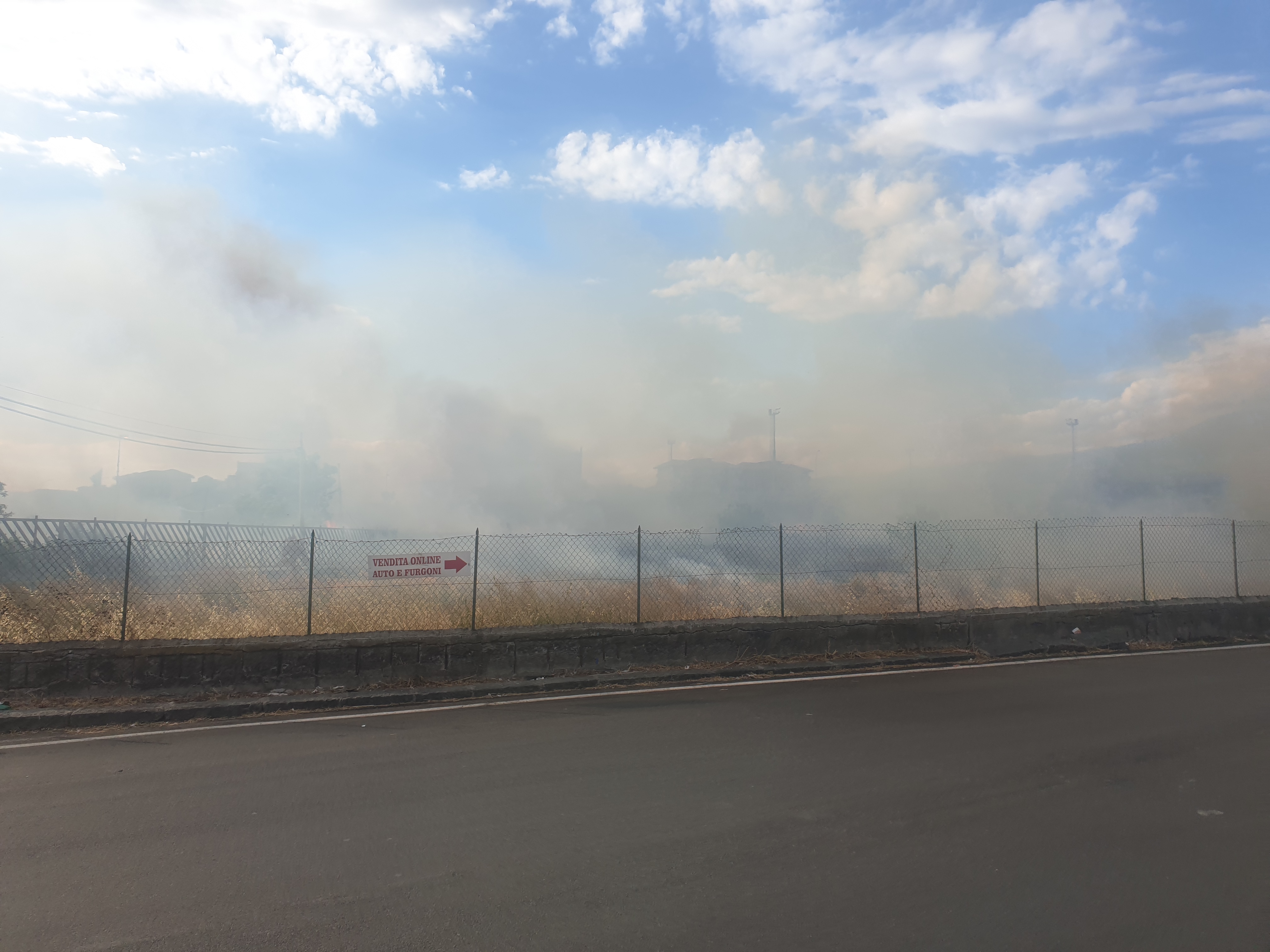 PATERNO’: INCENDI DI STERPAGLIE VIA LIBERTÀ, DENSA COLONNA DI FUMO INVADE IL CORSO ITALIA