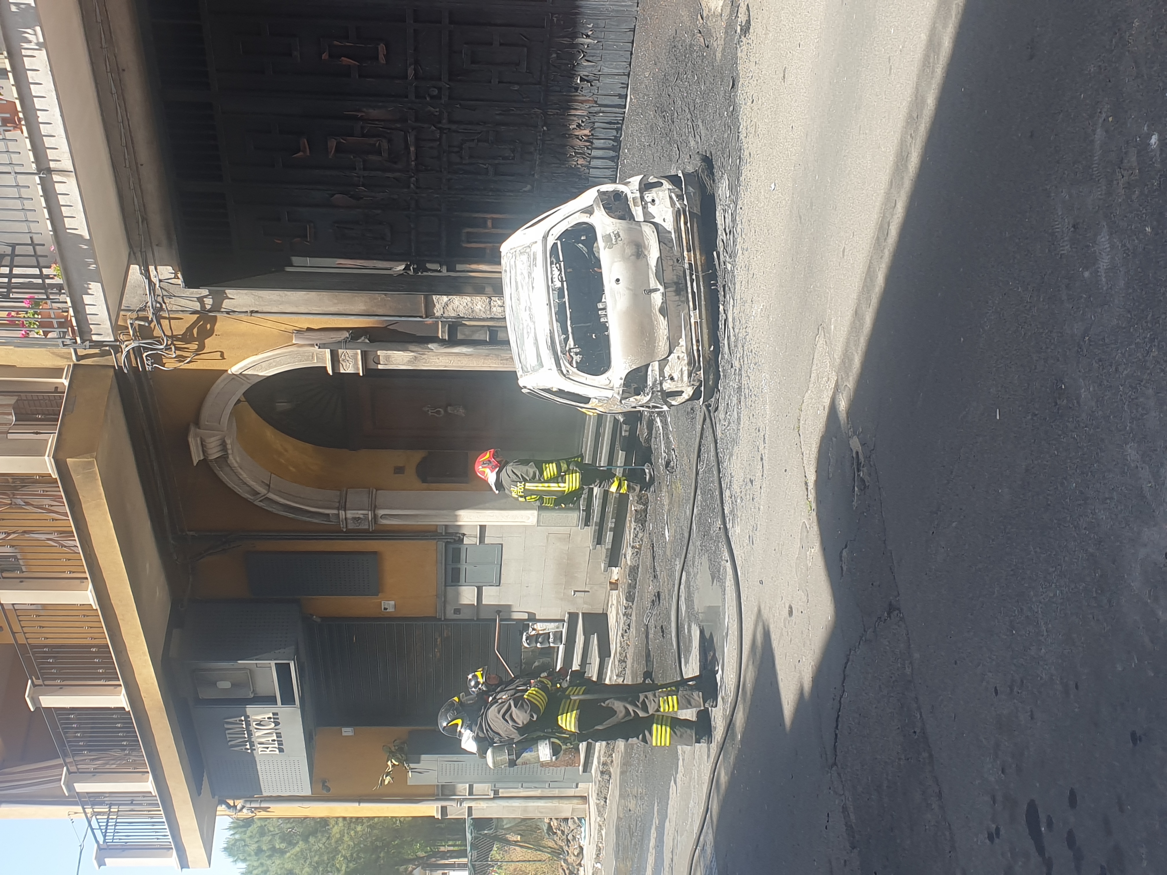 PATERNO': PAURA PER AUTO IN FIAMME IN VIA MACHIAVELLI QUESTA MATTINA
