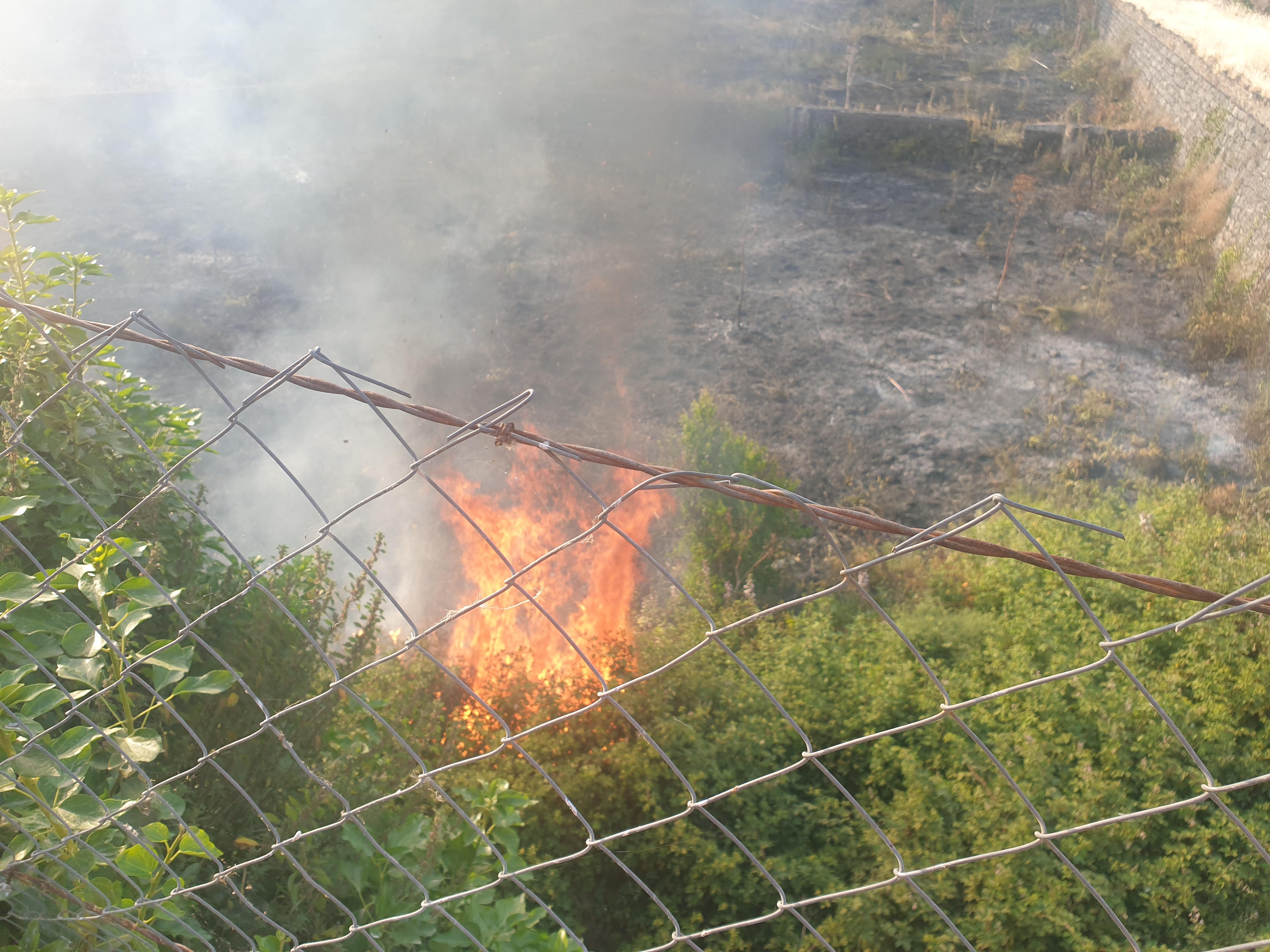 PATERNO': VASTO INCENDIO STERPAGLIE NEI PRESSI DEL RIFORNIMENTO