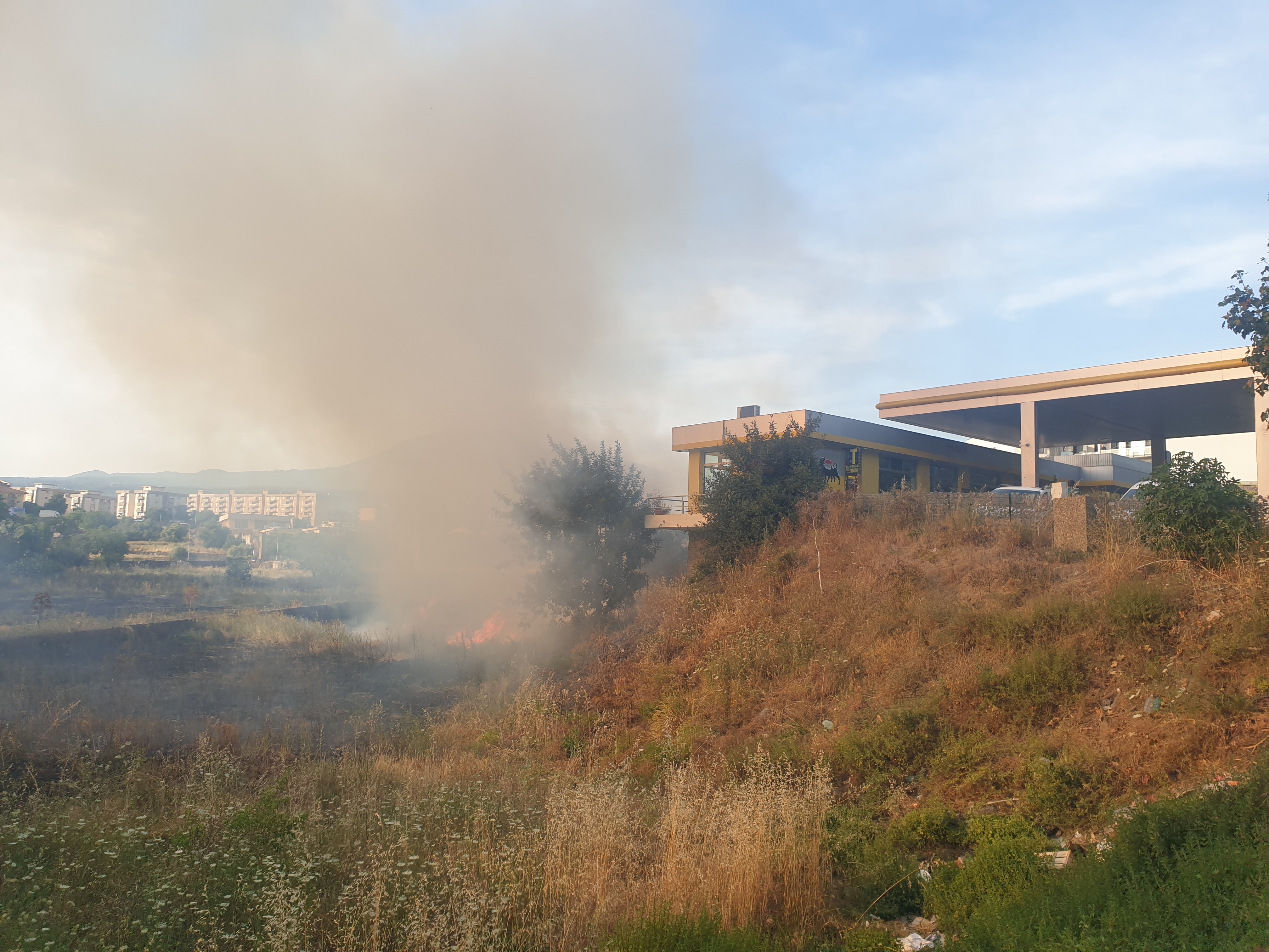 PATERNO': VASTO INCENDIO STERPAGLIE NEI PRESSI DEL RIFORNIMENTO