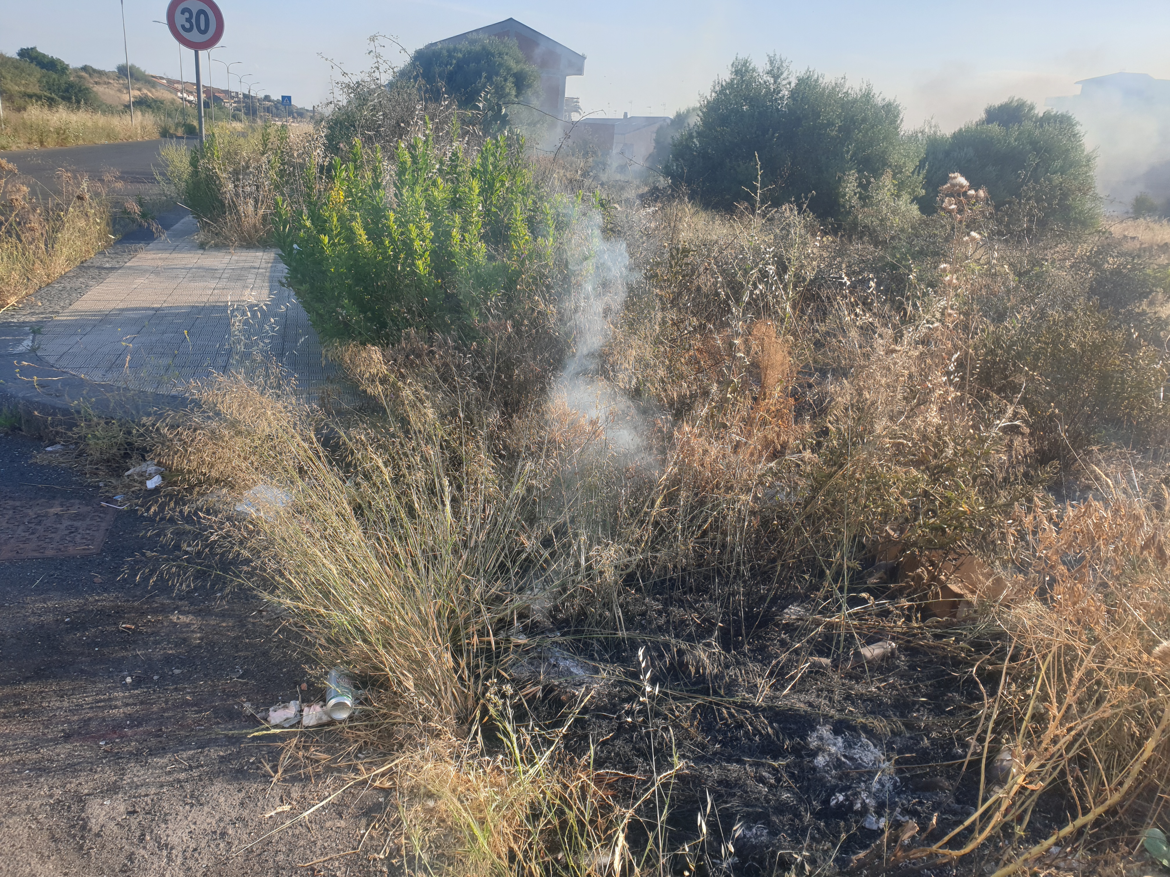 PATERNÒ: DOPPIO INTERVENTO DEI VIGILI DEL FUOCO PER INCENDIO STERPAGLIE NELLA GIORNATA DI OGGI