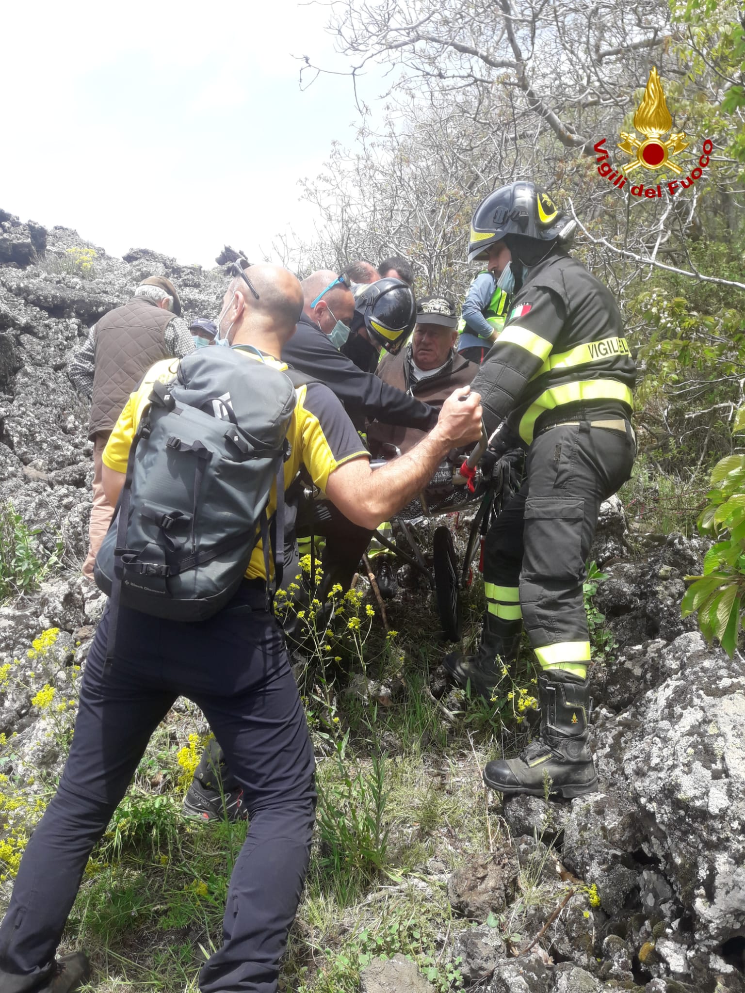RAGALNA: ESCURSIONISTI IN DIFFICOLTÀ, 85ENNE FERITO SALVATO DA VIGILI DEL FUOCO E SOCCORSO ALPINO