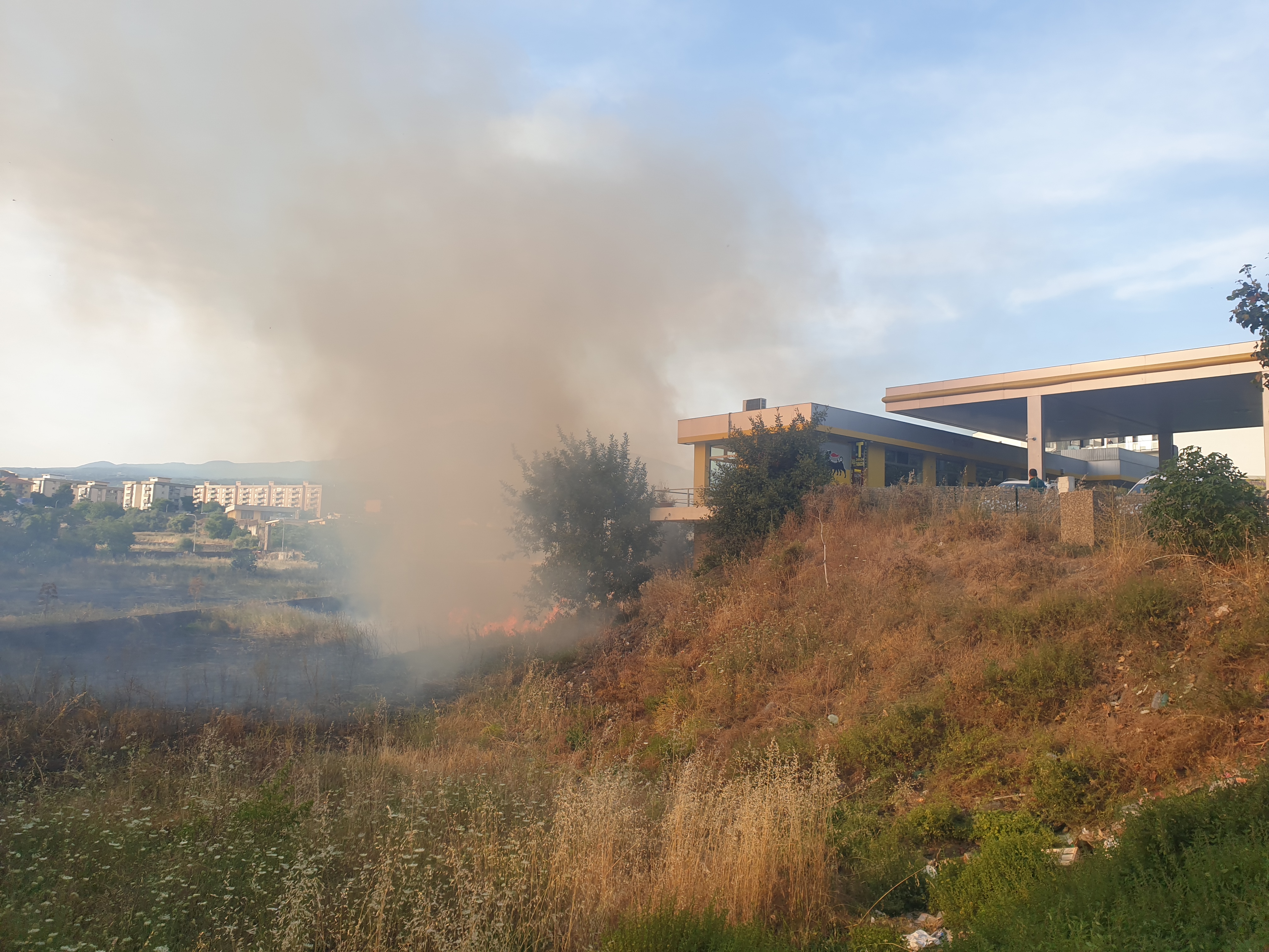 PATERNO': VASTO INCENDIO STERPAGLIE NEI PRESSI DEL RIFORNIMENTO