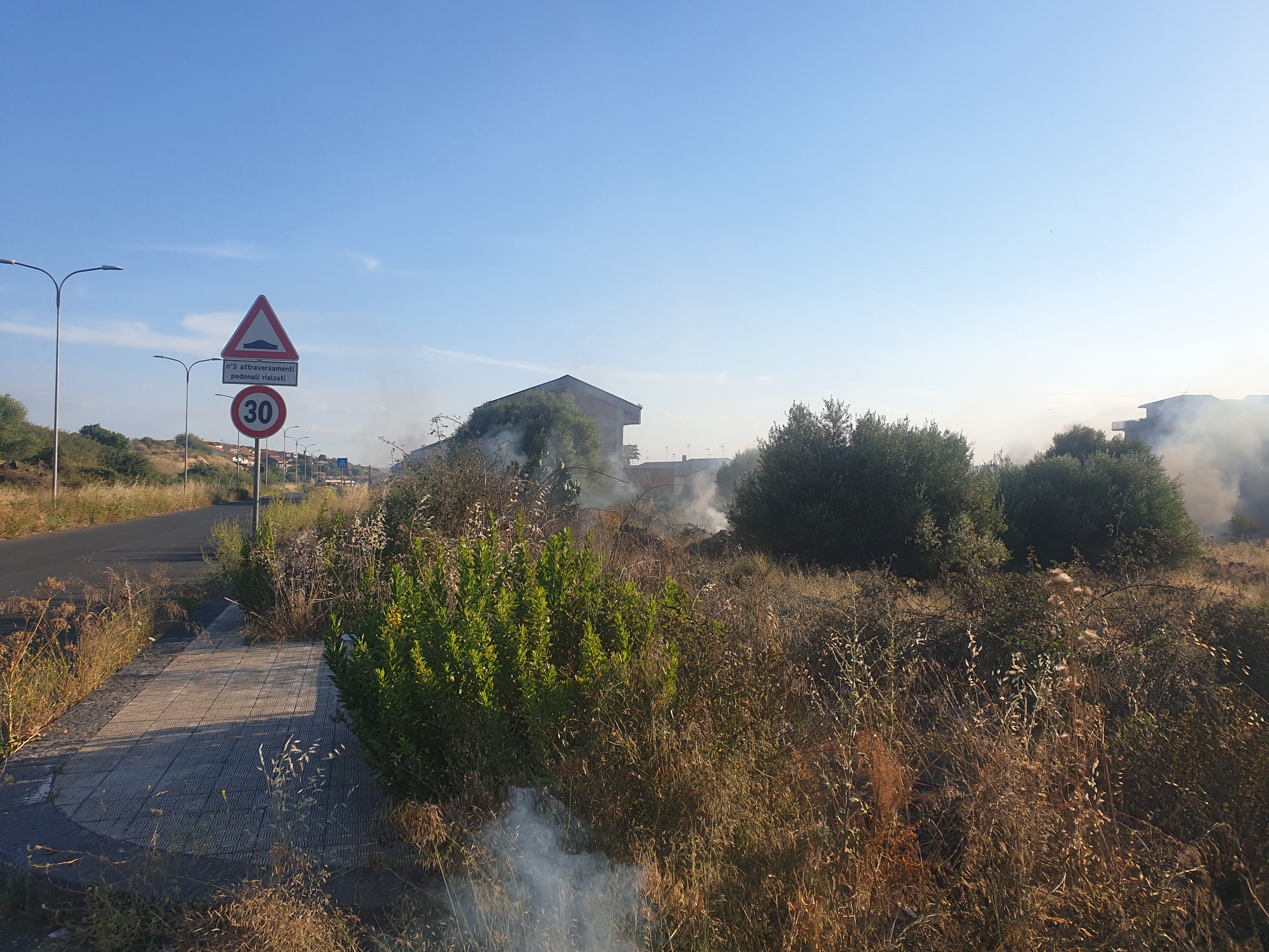 PATERNÒ: DOPPIO INTERVENTO DEI VIGILI DEL FUOCO PER INCENDIO STERPAGLIE NELLA GIORNATA DI OGGI