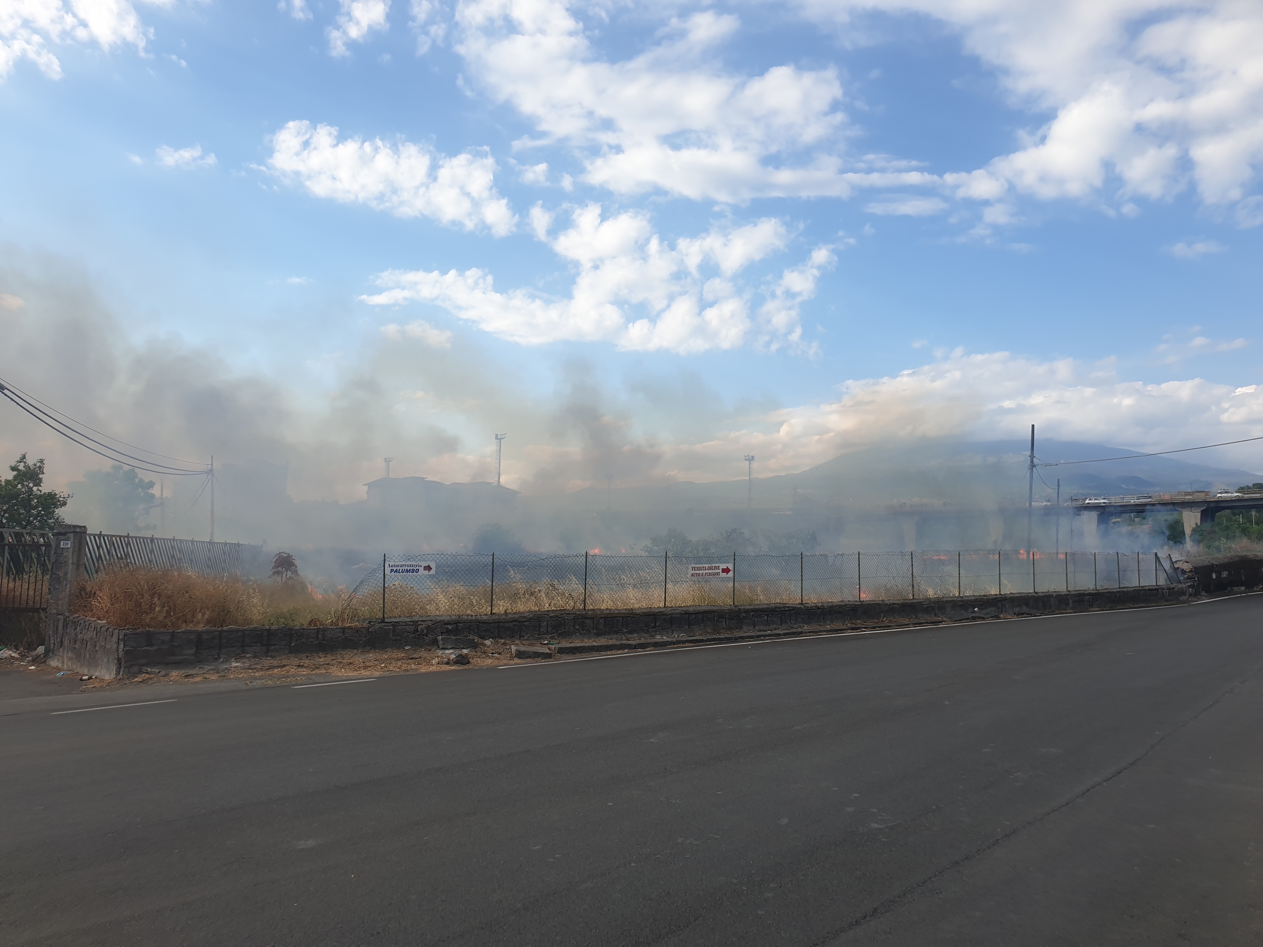 PATERNÒ: DOPPIO INTERVENTO DEI VIGILI DEL FUOCO PER INCENDIO STERPAGLIE NELLA GIORNATA DI OGGI