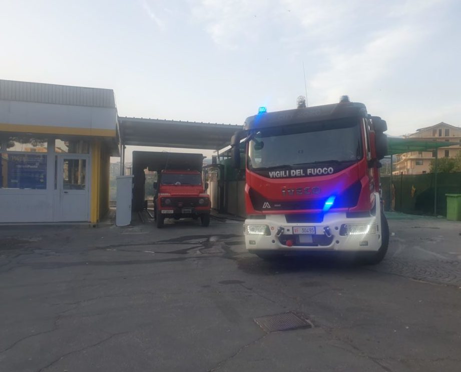 PATERNO': VASTO INCENDIO STERPAGLIE NEI PRESSI DEL RIFORNIMENTO