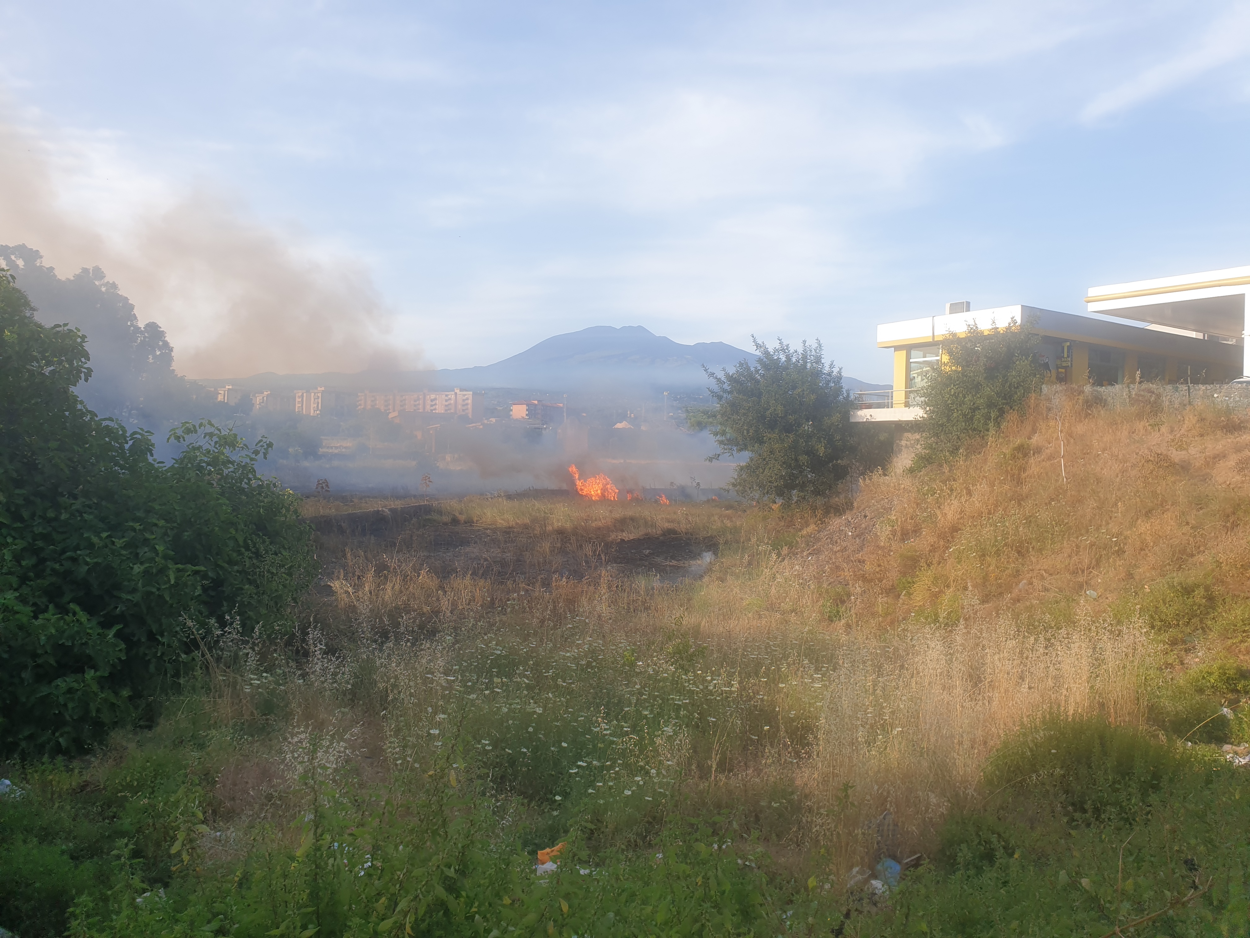 PATERNO': VASTO INCENDIO STERPAGLIE NEI PRESSI DEL RIFORNIMENTO