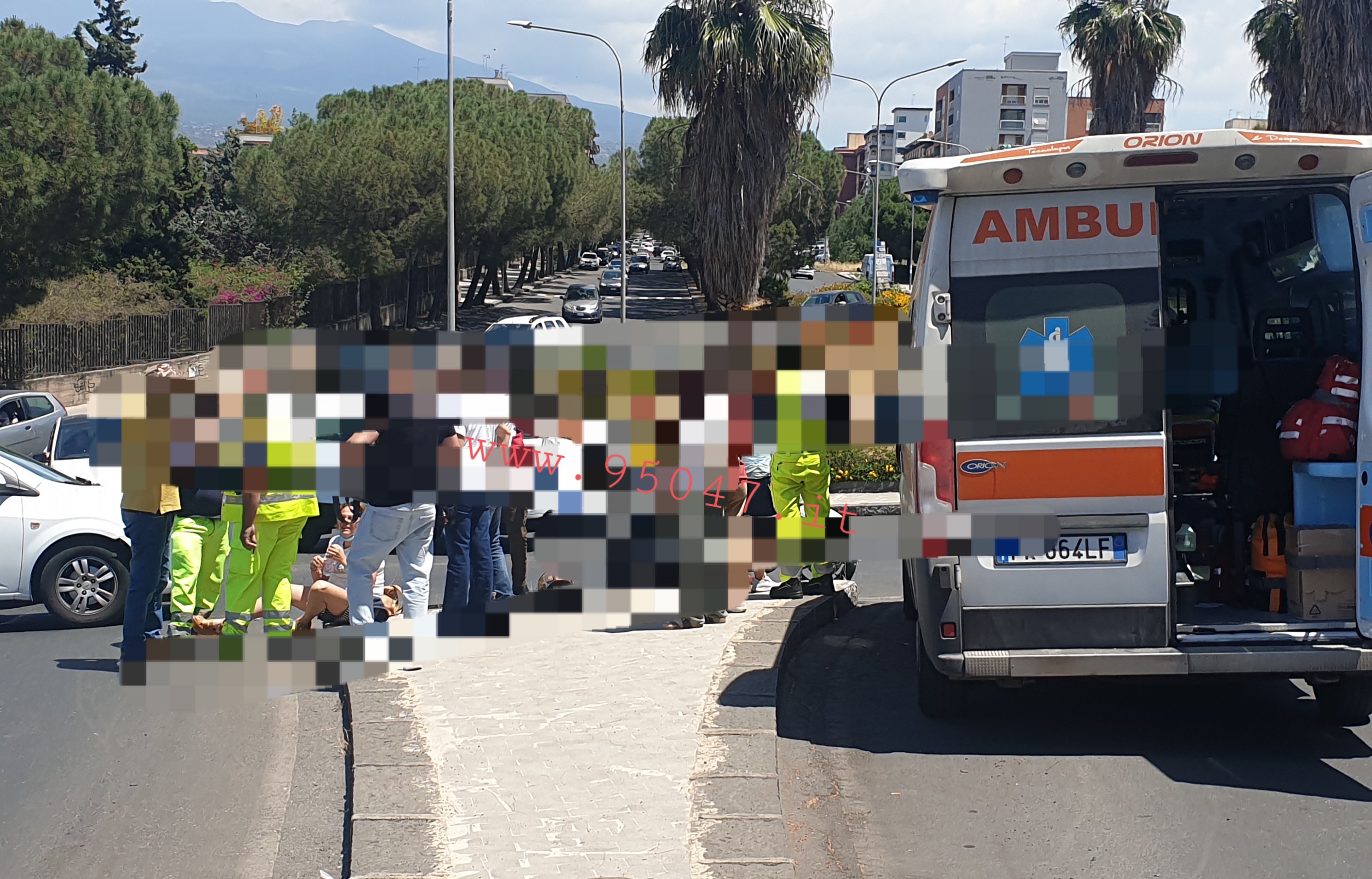 PATERNO': SCONTRO TRA AUTO E DUE SCOOTER, DUE DONNE FERITE