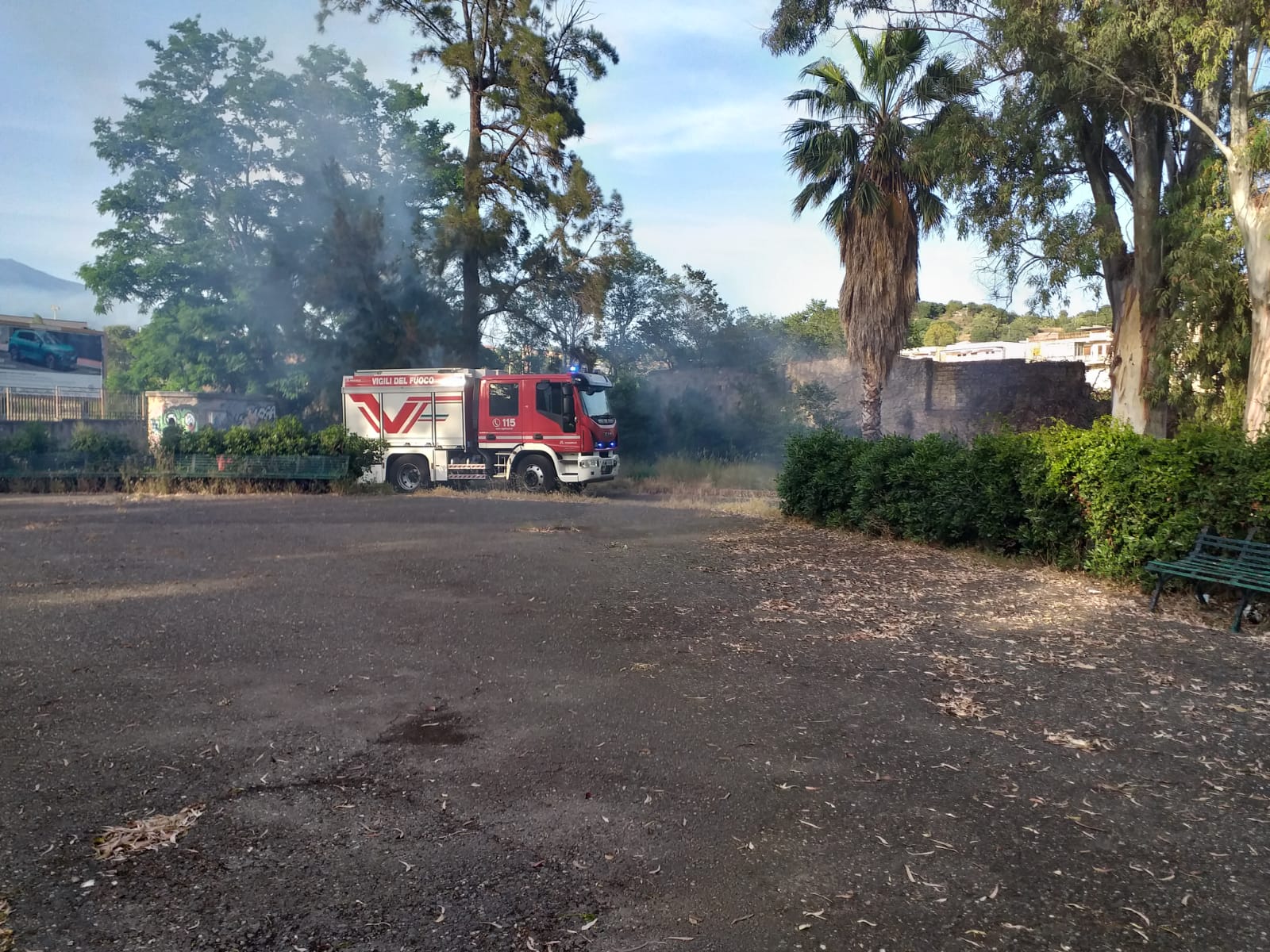 PATERNO': VASTO INCENDIO STERPAGLIE NEI PRESSI DEL RIFORNIMENTO