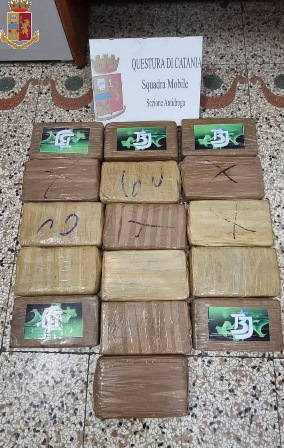 CORRIERE BLOCCATO AL CASELLO DI S. GREGORIO: IN AUTO CARICO DA 2 MLN DI EURO