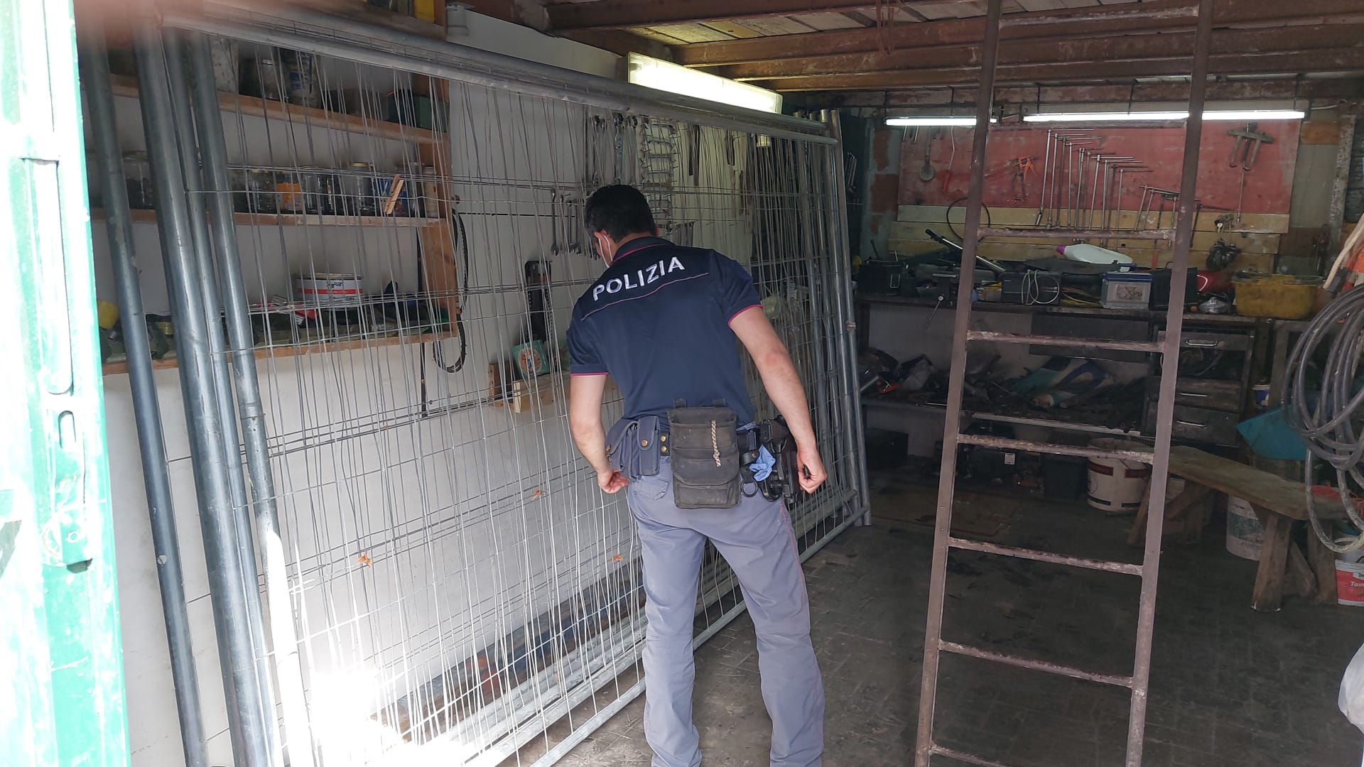 CATANIA: OCCUPA ILLEGALMENTE UN ALLOGGIO POPOLARE E SI COLLEGA ALLA RETE ELETTRICA PUBBLICA