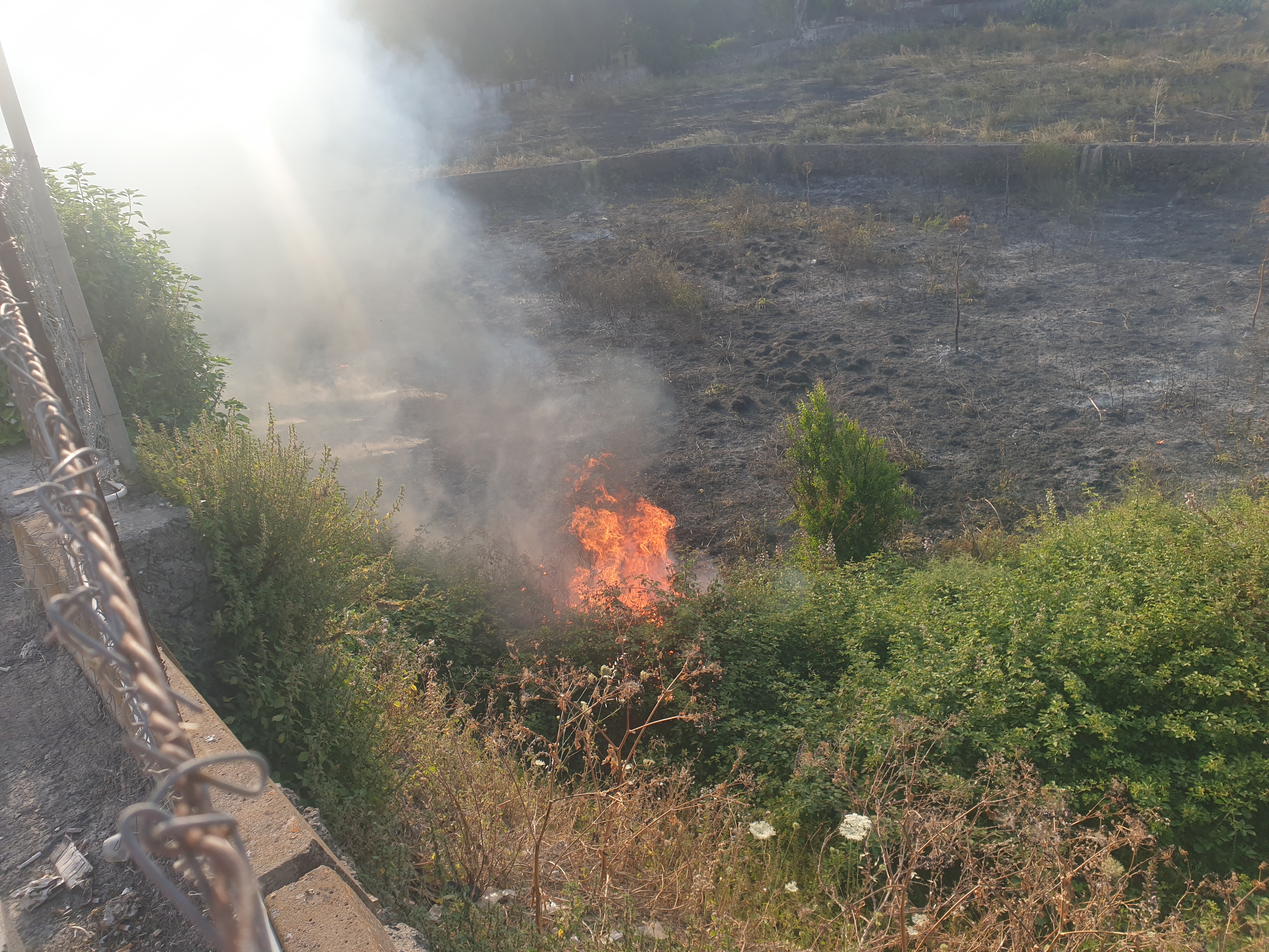 PATERNO': VASTO INCENDIO STERPAGLIE NEI PRESSI DEL RIFORNIMENTO