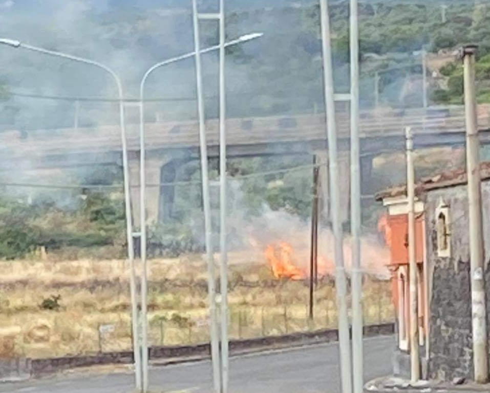 PATERNÒ: DOPPIO INTERVENTO DEI VIGILI DEL FUOCO PER INCENDIO STERPAGLIE NELLA GIORNATA DI OGGI