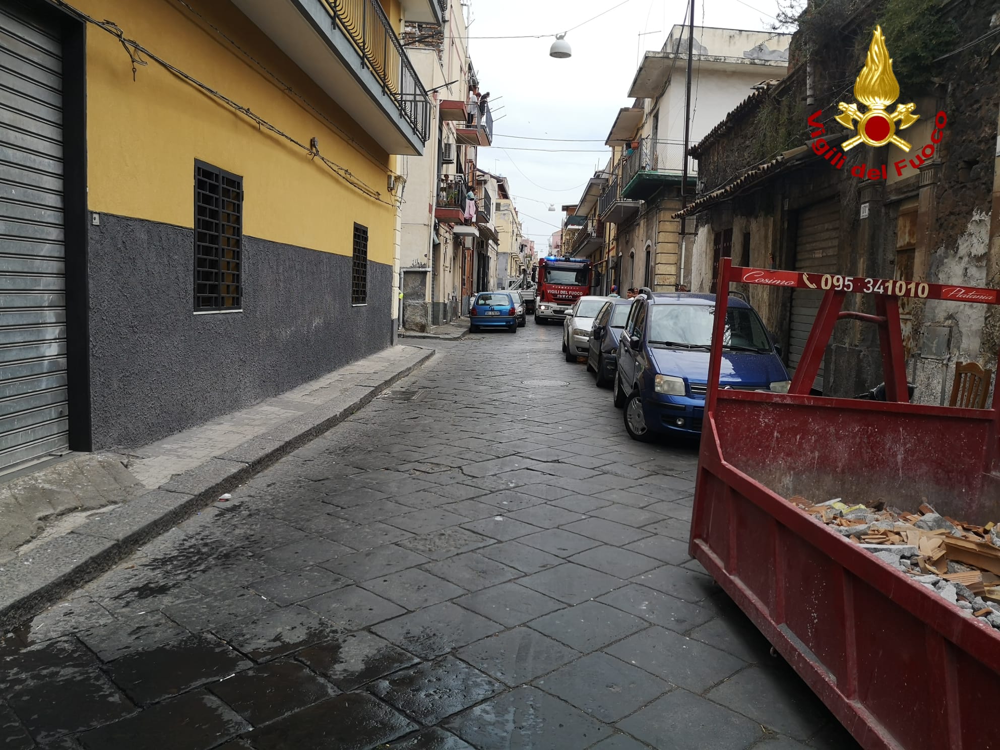 INCENDIO IN ABITAZIONE A CATANIA, VIGILI DEL FUOCO SALVANO UN BASSOTTO