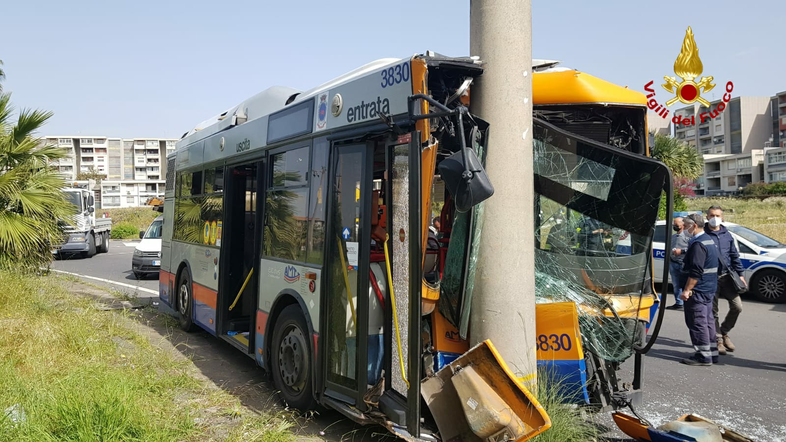 CATANIA: AUTOBUS CONTRO UN PALO, 7 FERITI, DUE SONO GRAVI
